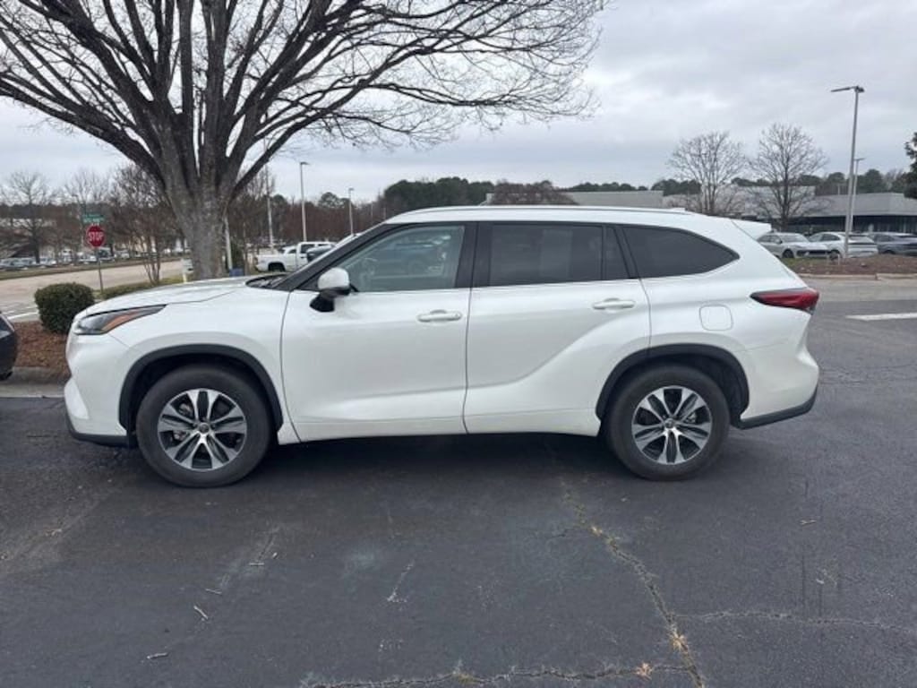 Used 2021 Toyota Highlander XLE XLE FWD