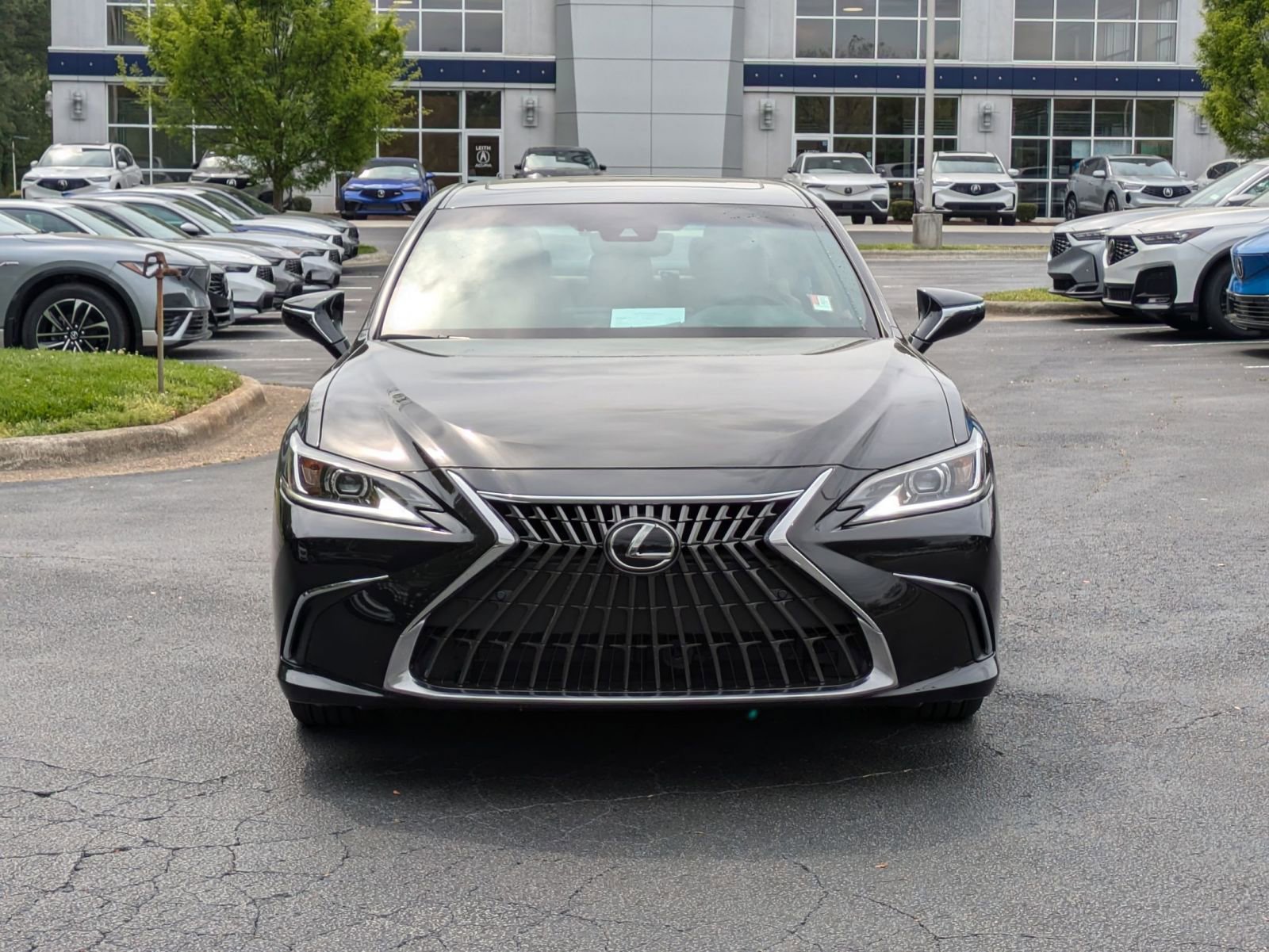 2025 Lexus ES 300h photo 2