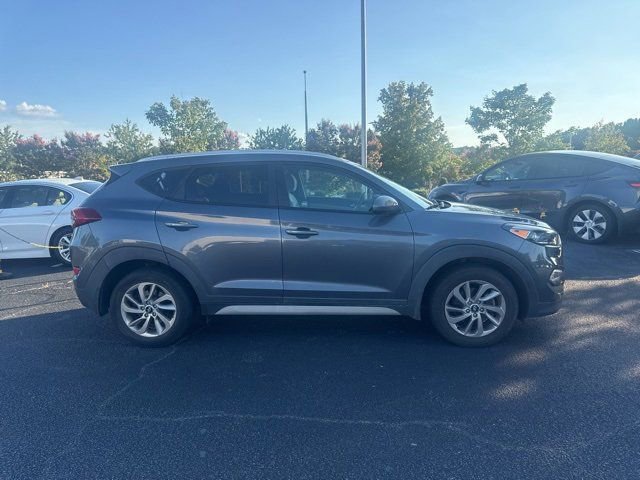 2017 Hyundai Tucson SE photo 2
