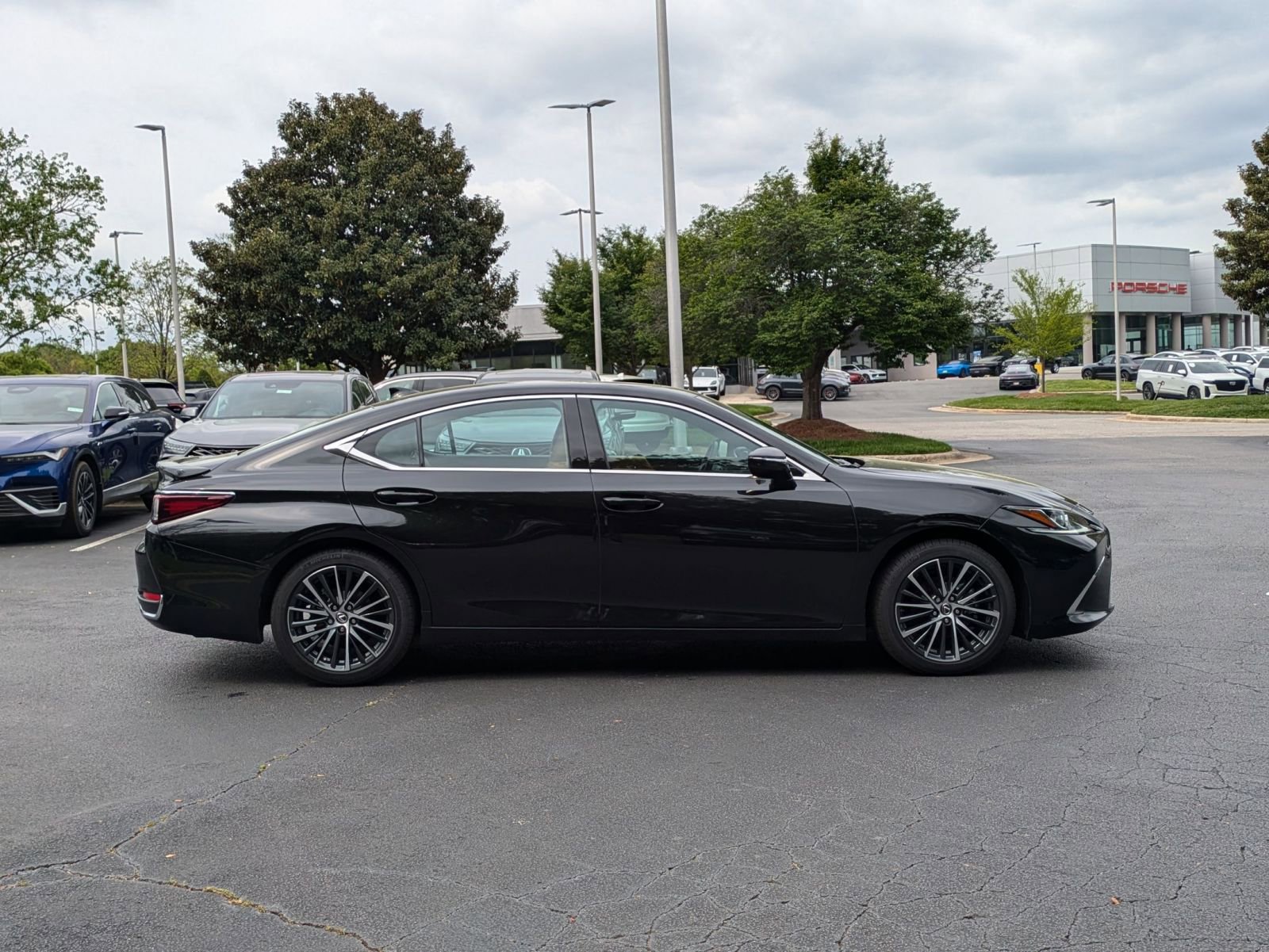 2025 Lexus ES 300h photo 4