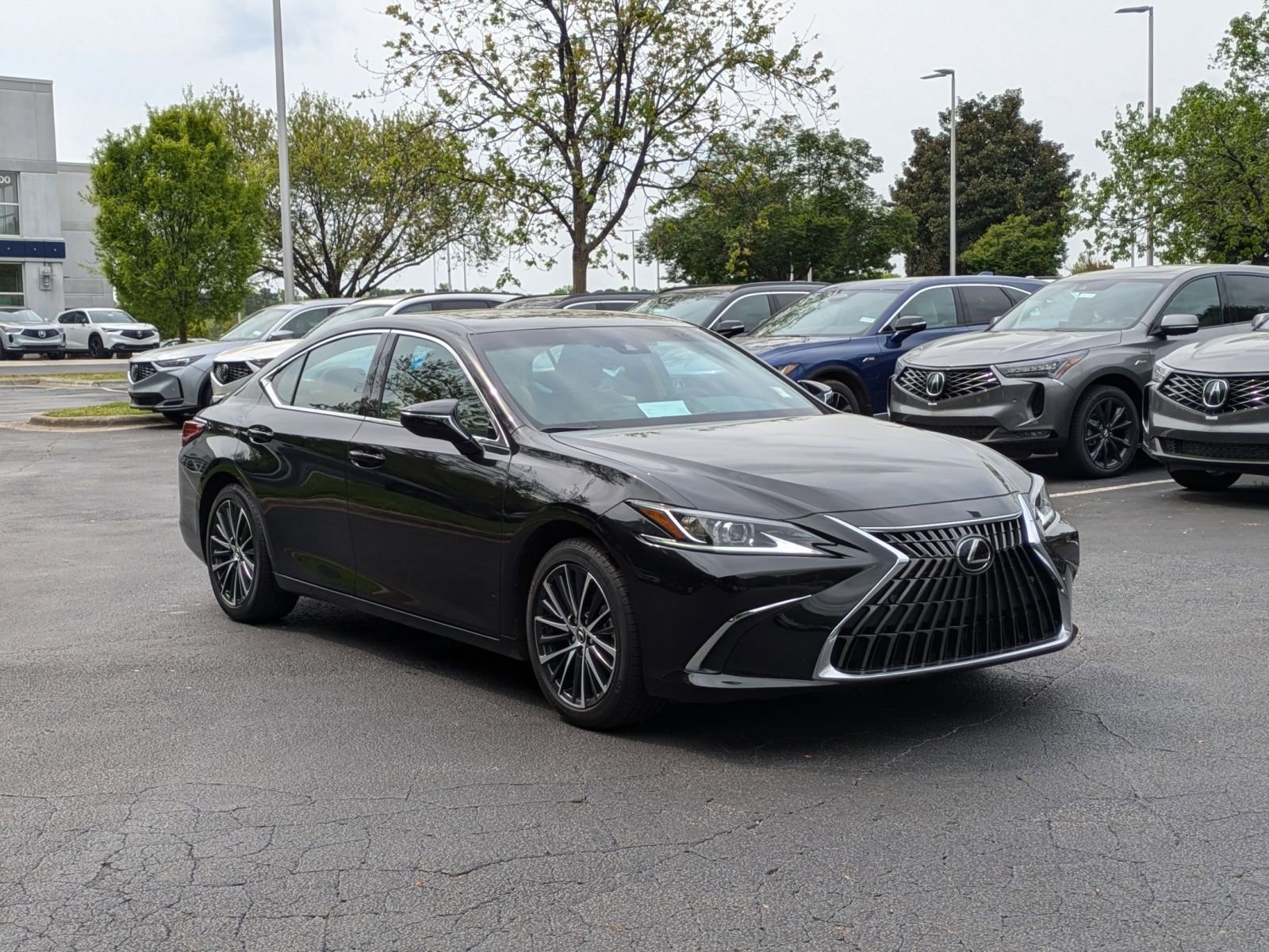2025 Lexus ES 300h photo 3