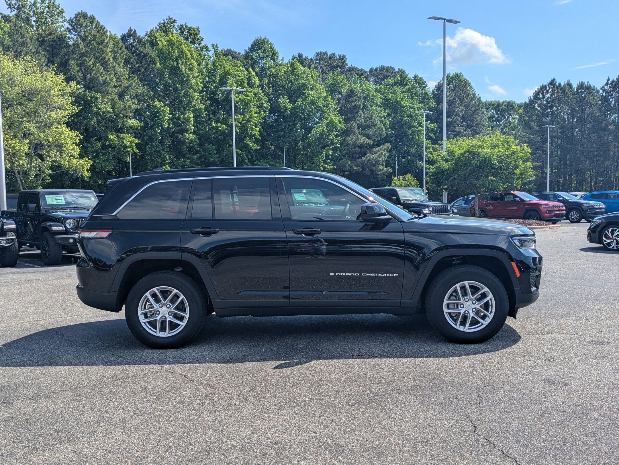 2025 Jeep Grand Cherokee Laredo X photo 4