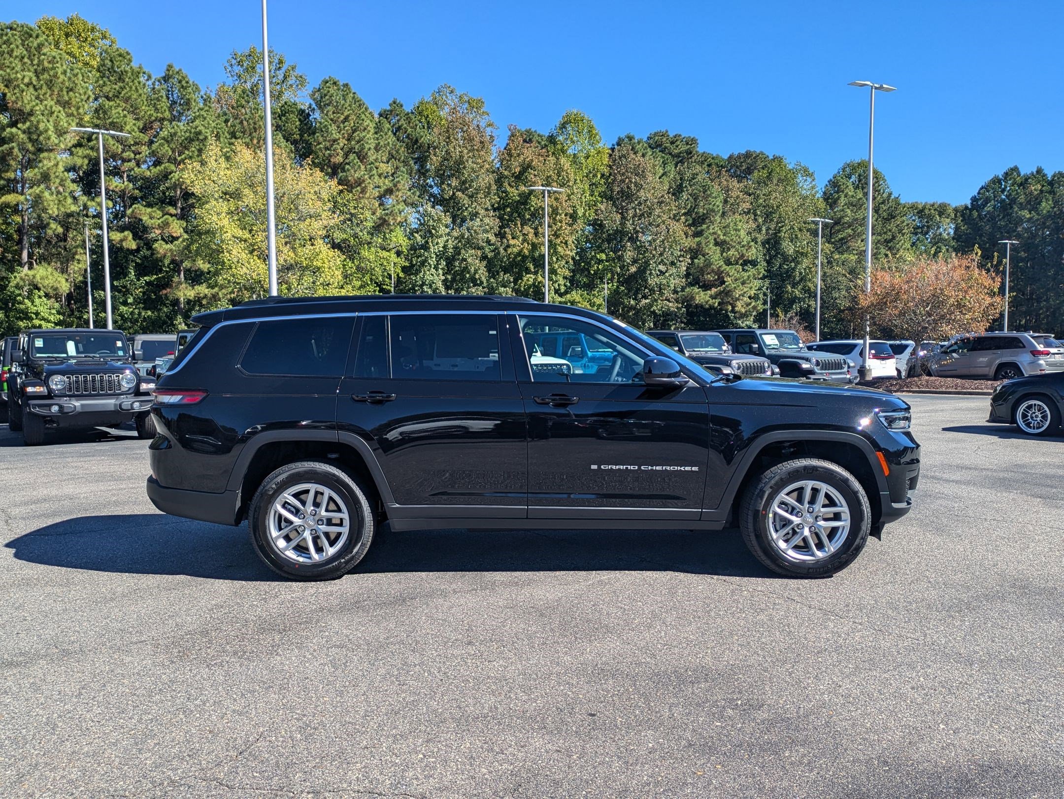 2025 Jeep Grand Cherokee Laredo photo 3