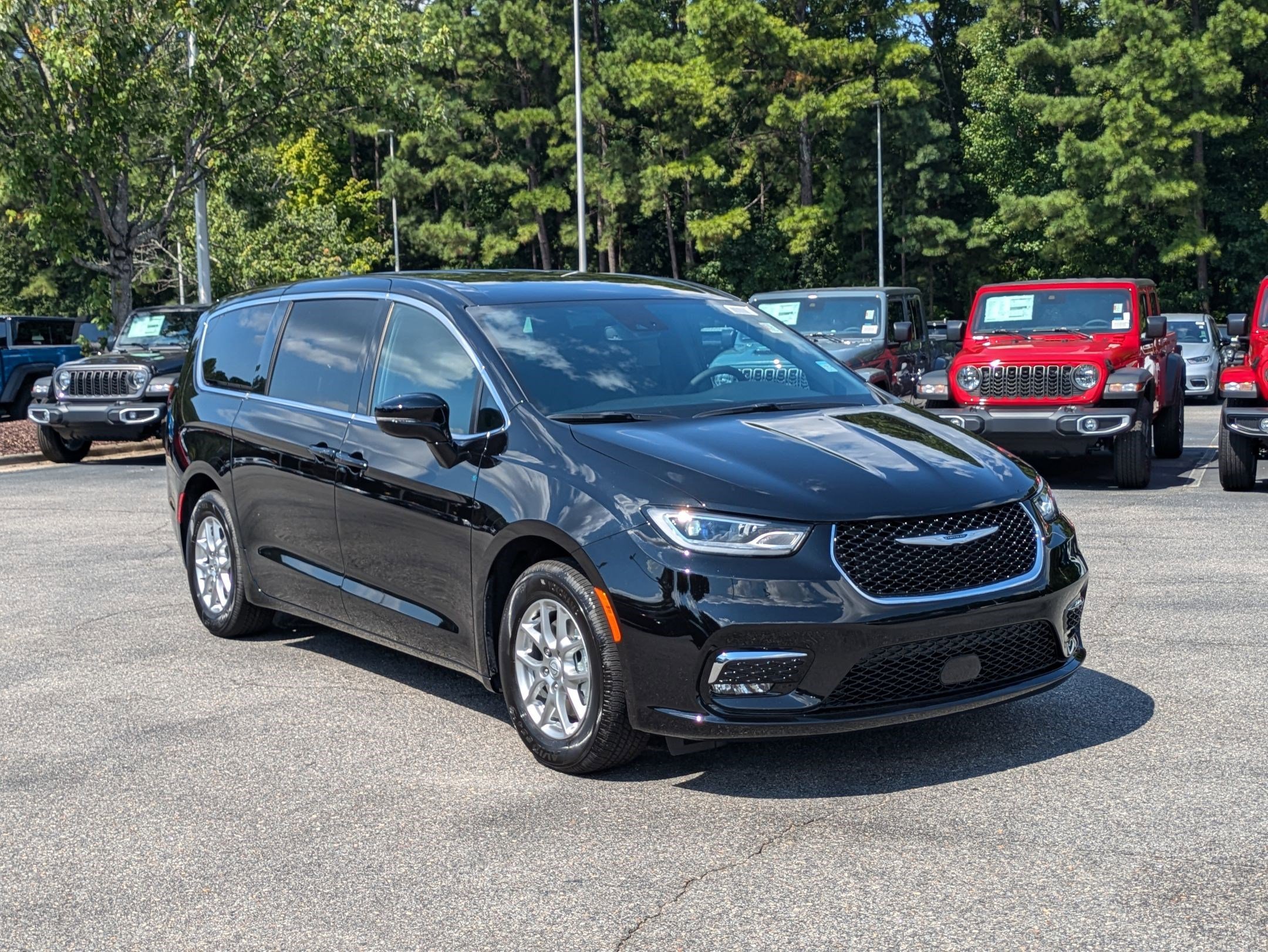 2026 Chrysler Pacifica photo 2