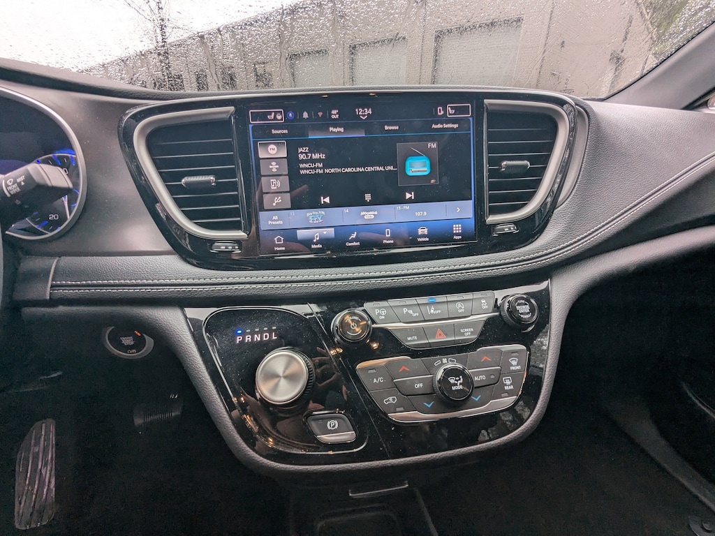 Used 2025 Chrysler Pacifica Select Select FWD