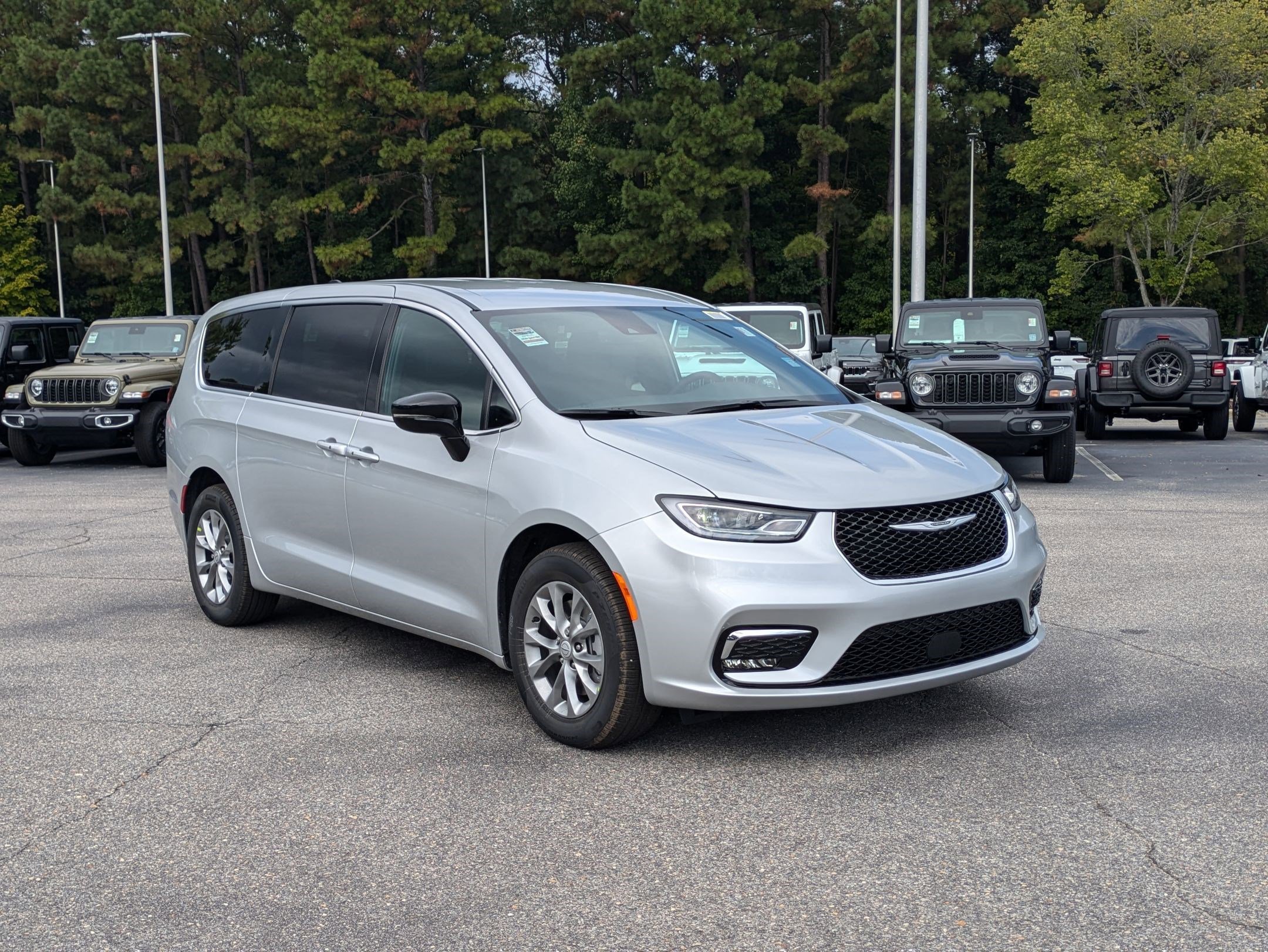 2026 Chrysler Pacifica photo 3