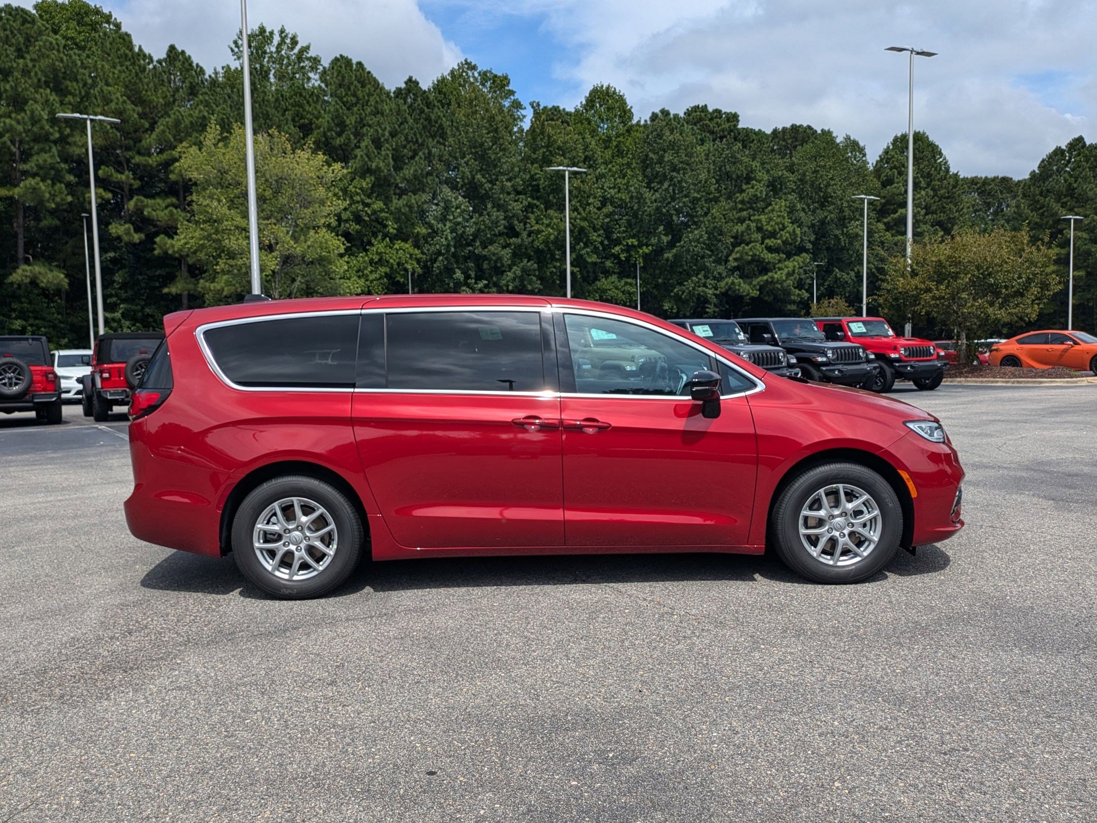2026 Chrysler Pacifica photo 4