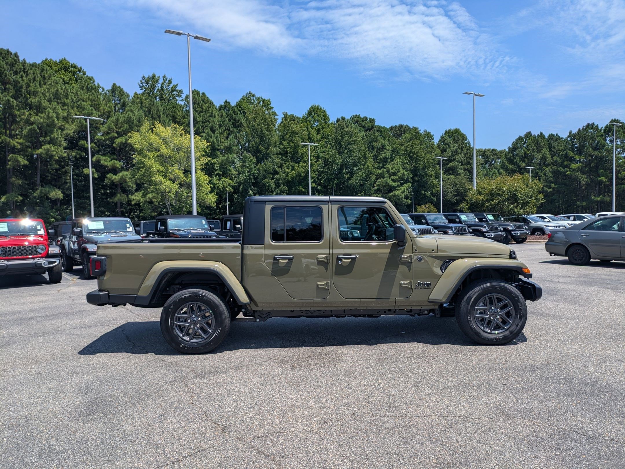 2025 Jeep Gladiator Sport S photo 4