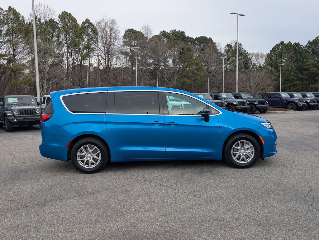 New 2026 Chrysler Pacifica SELECT Passenger Van