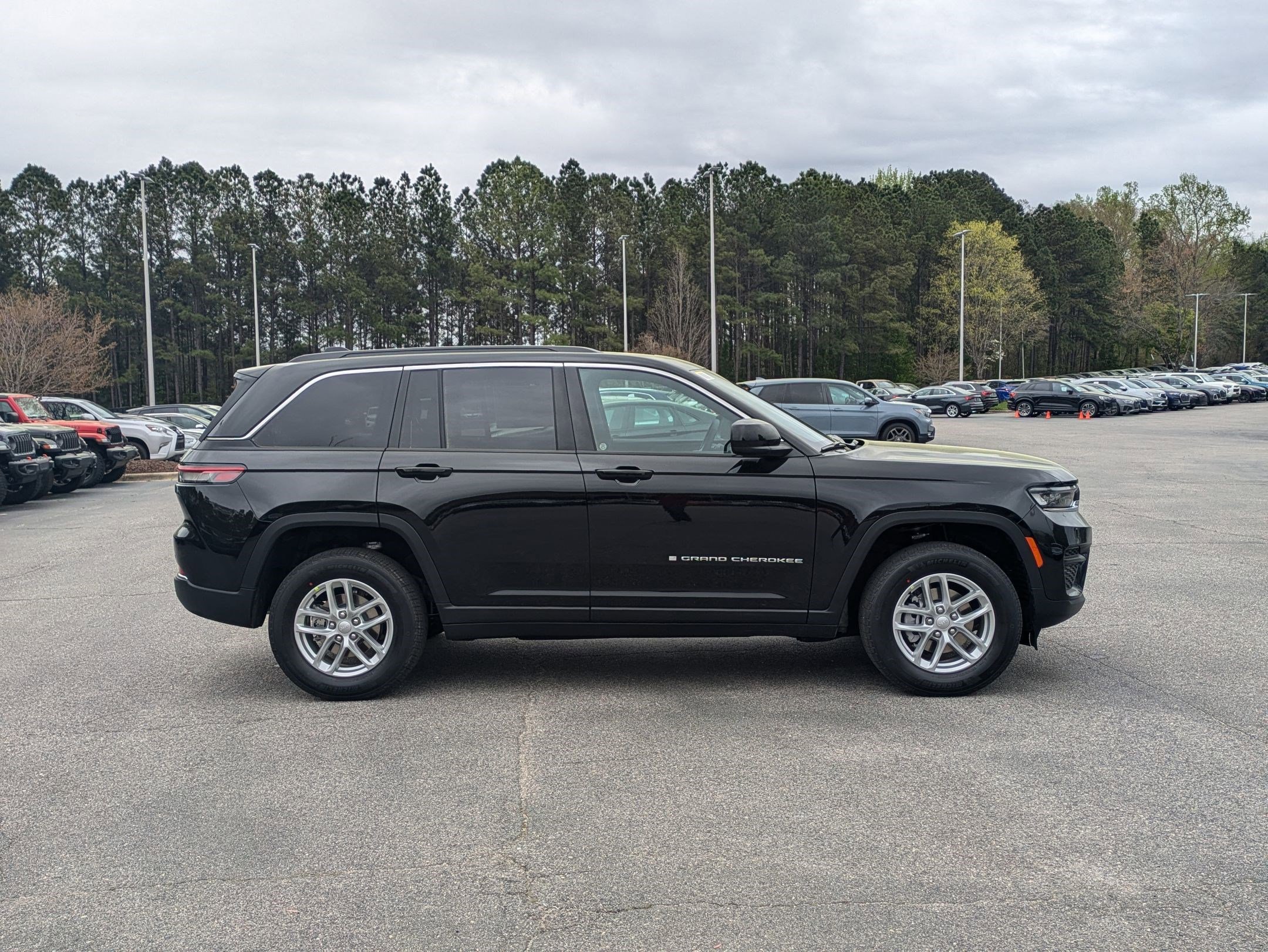 2025 Jeep Grand Cherokee Laredo X photo 4
