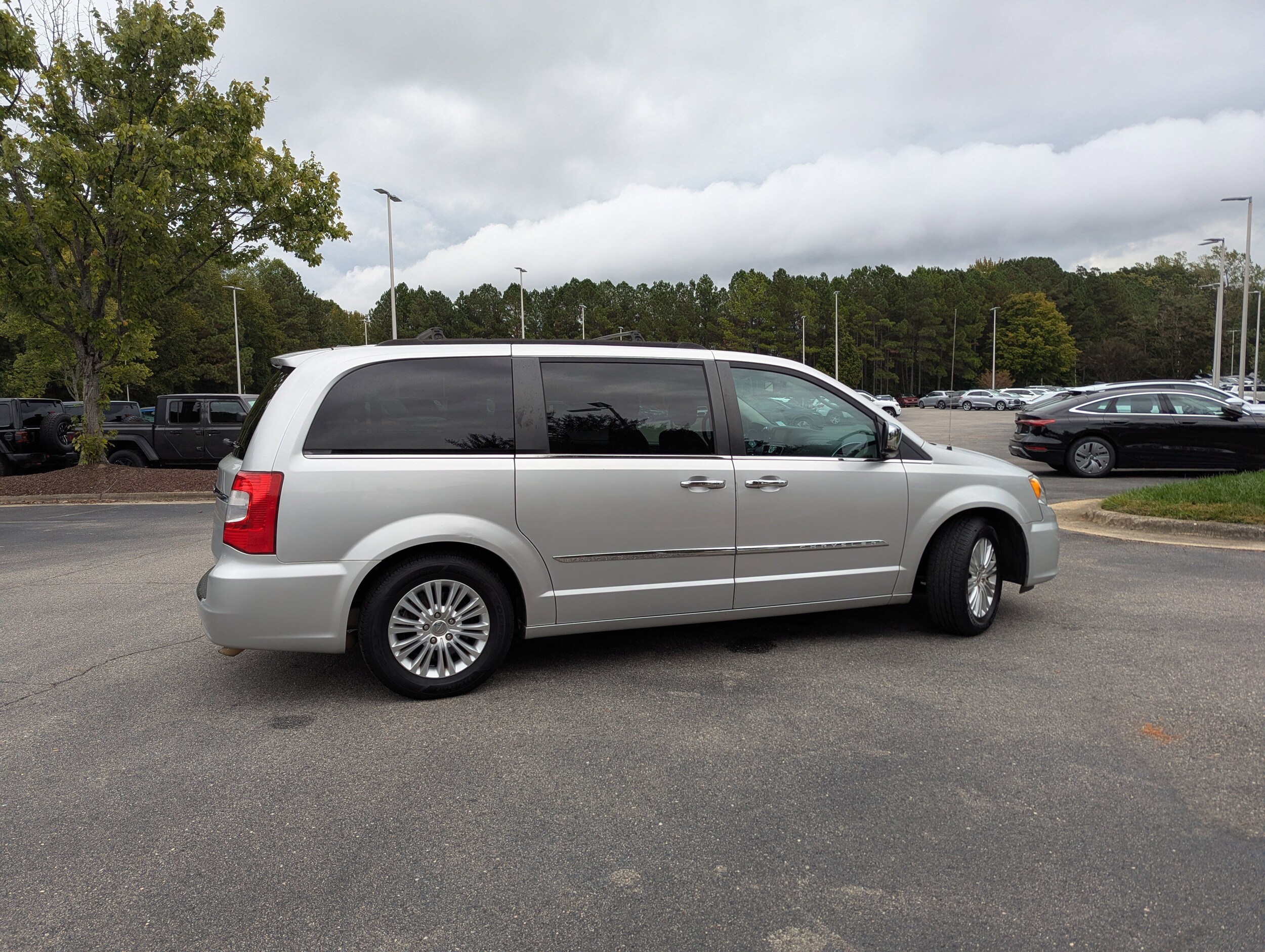 2012 Chrysler Town & Country photo 3