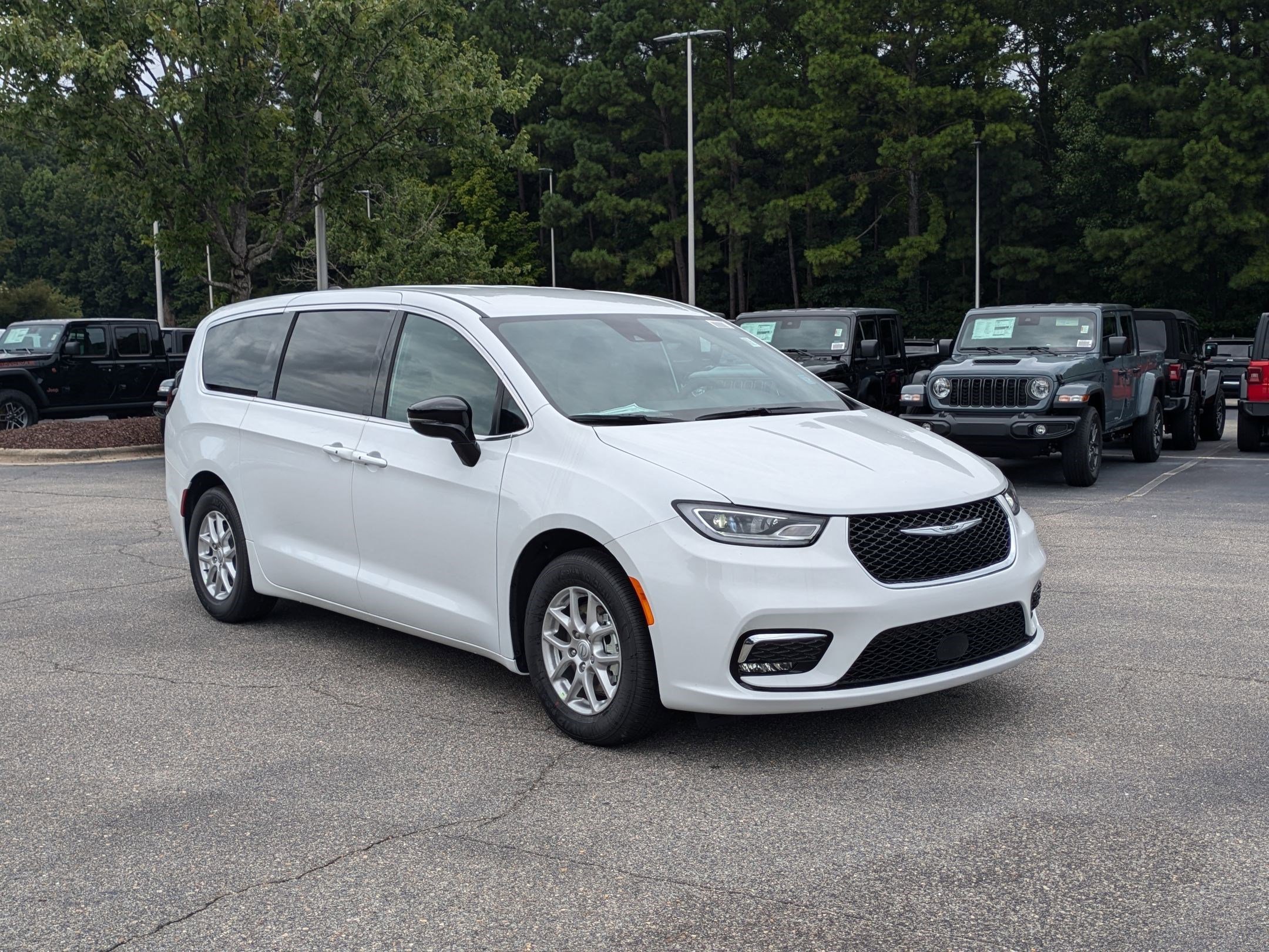 2026 Chrysler Pacifica photo 2