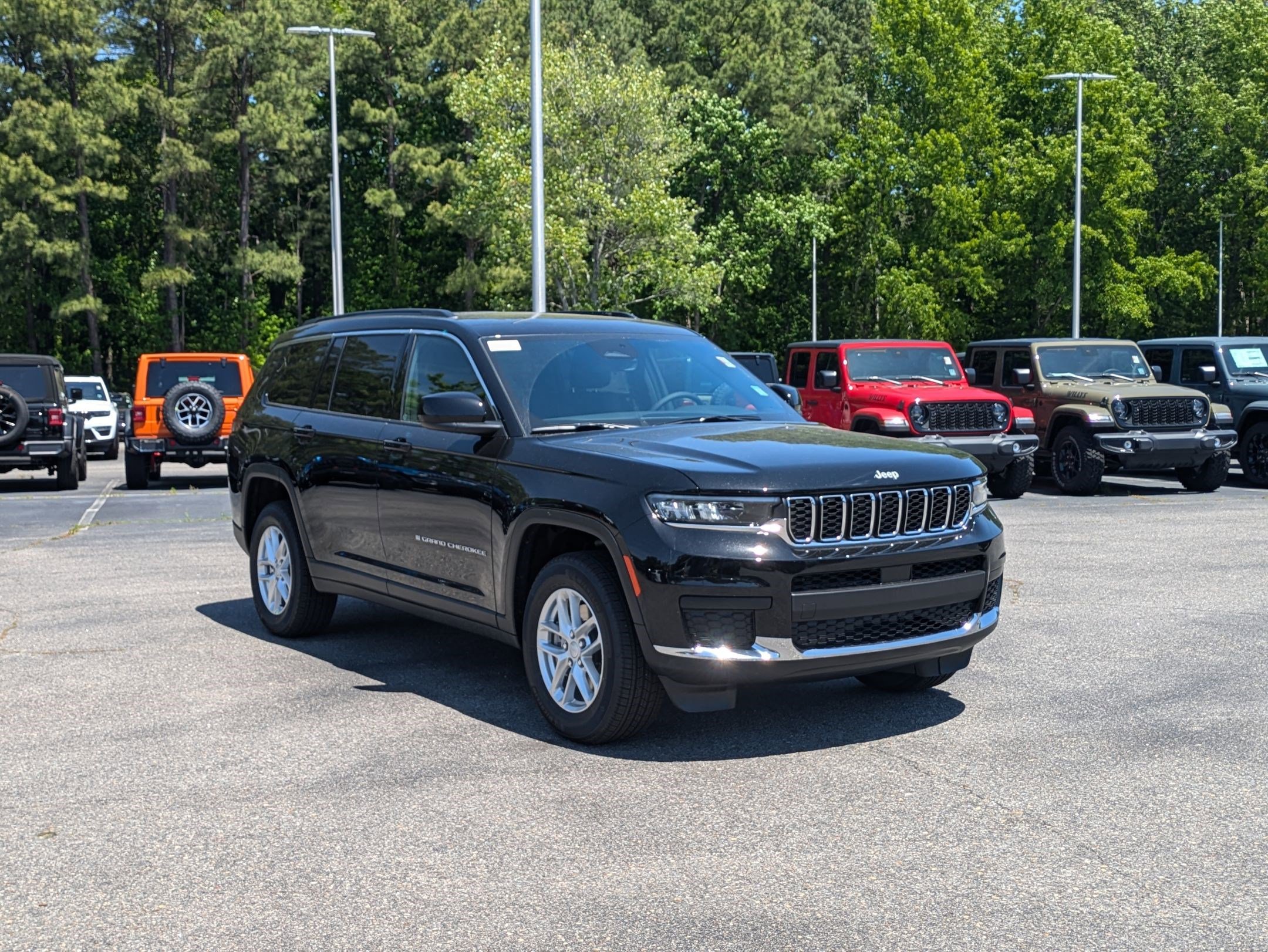 2025 Jeep Grand Cherokee Laredo X photo 3