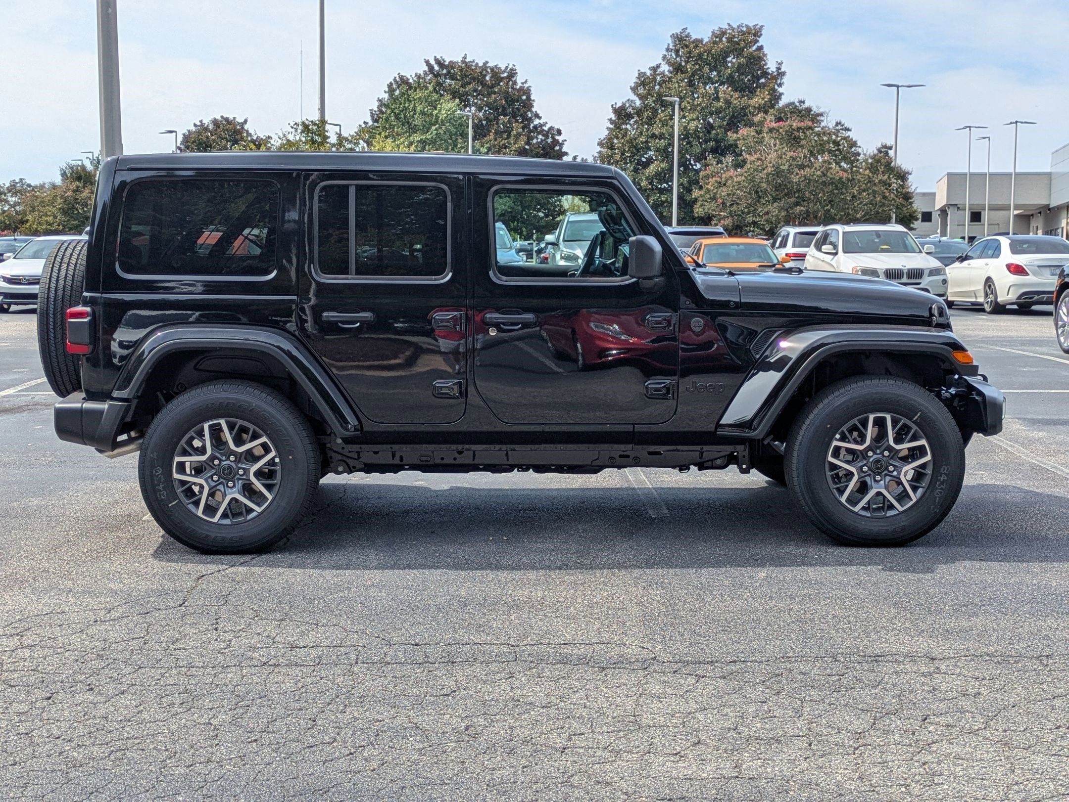 2025 Jeep Wrangler Sahara photo 4