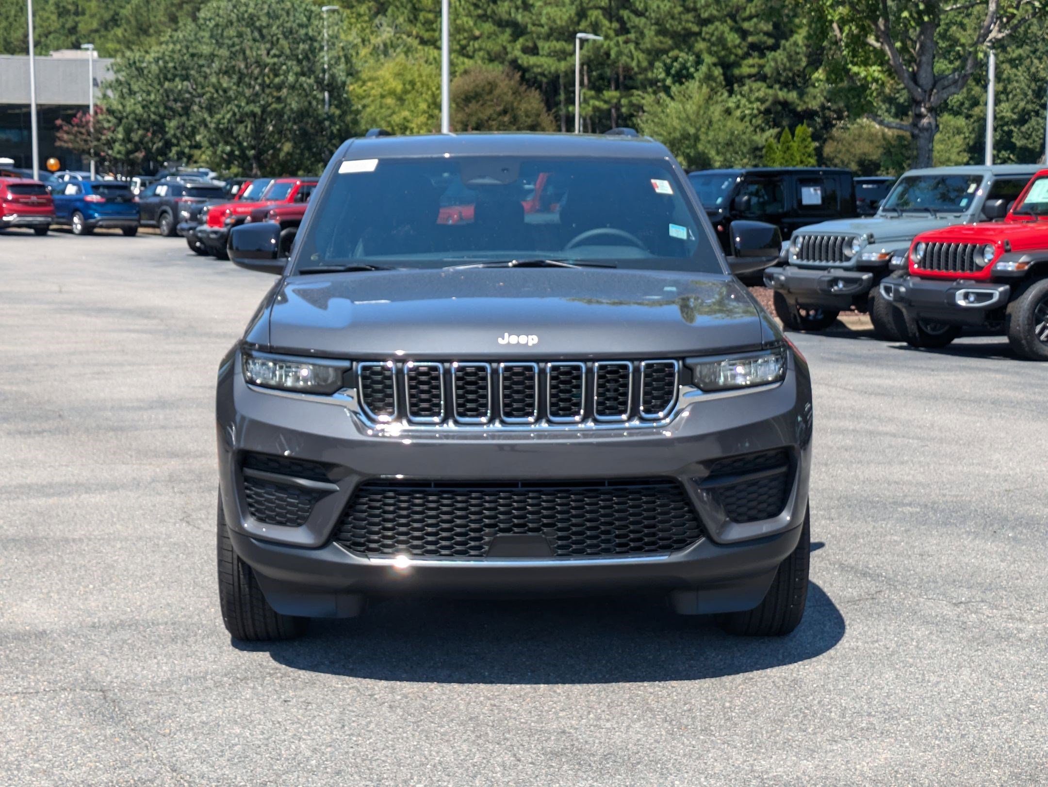 2025 Jeep Grand Cherokee Laredo photo 2