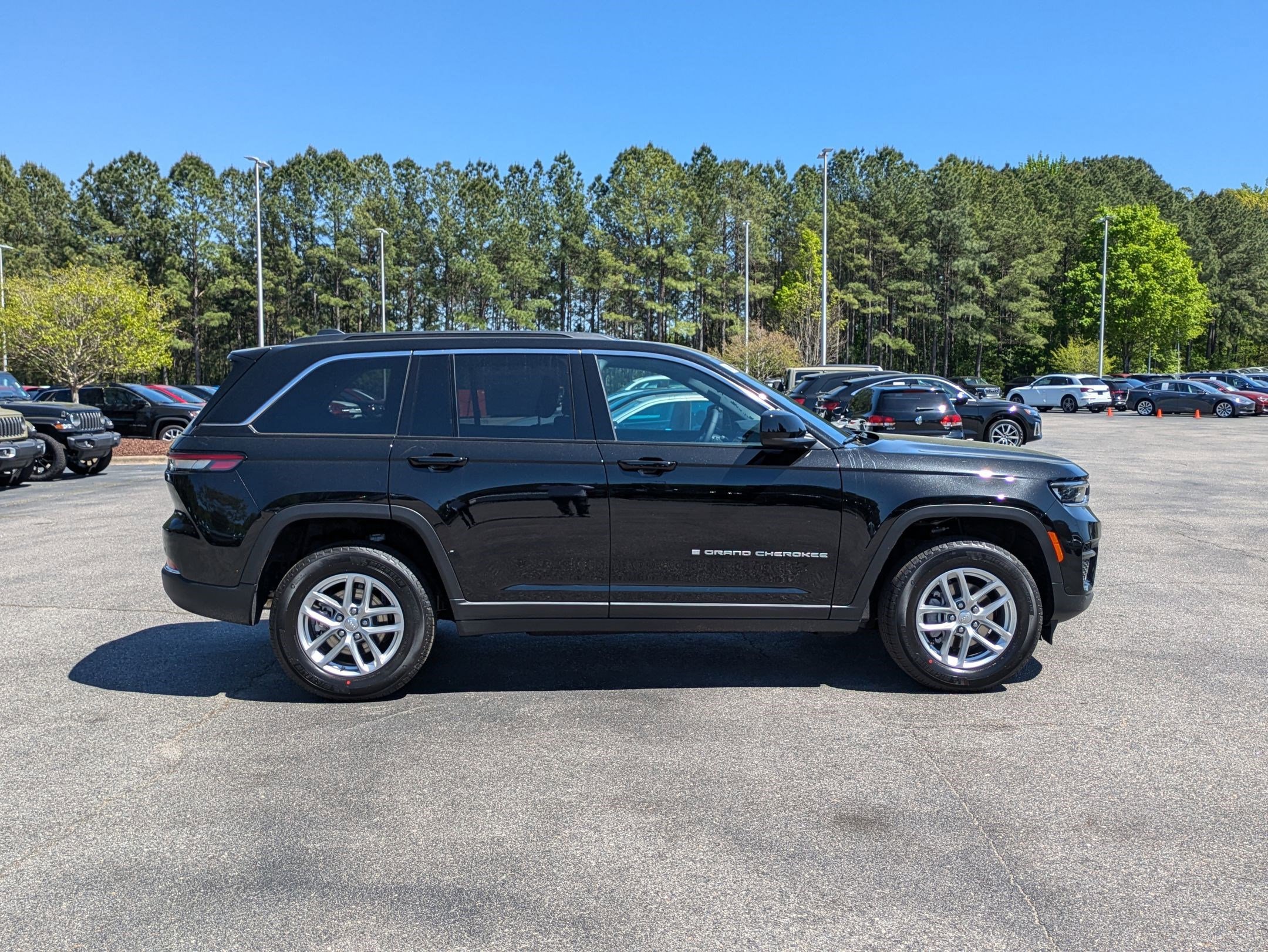 2025 Jeep Grand Cherokee Laredo X photo 4