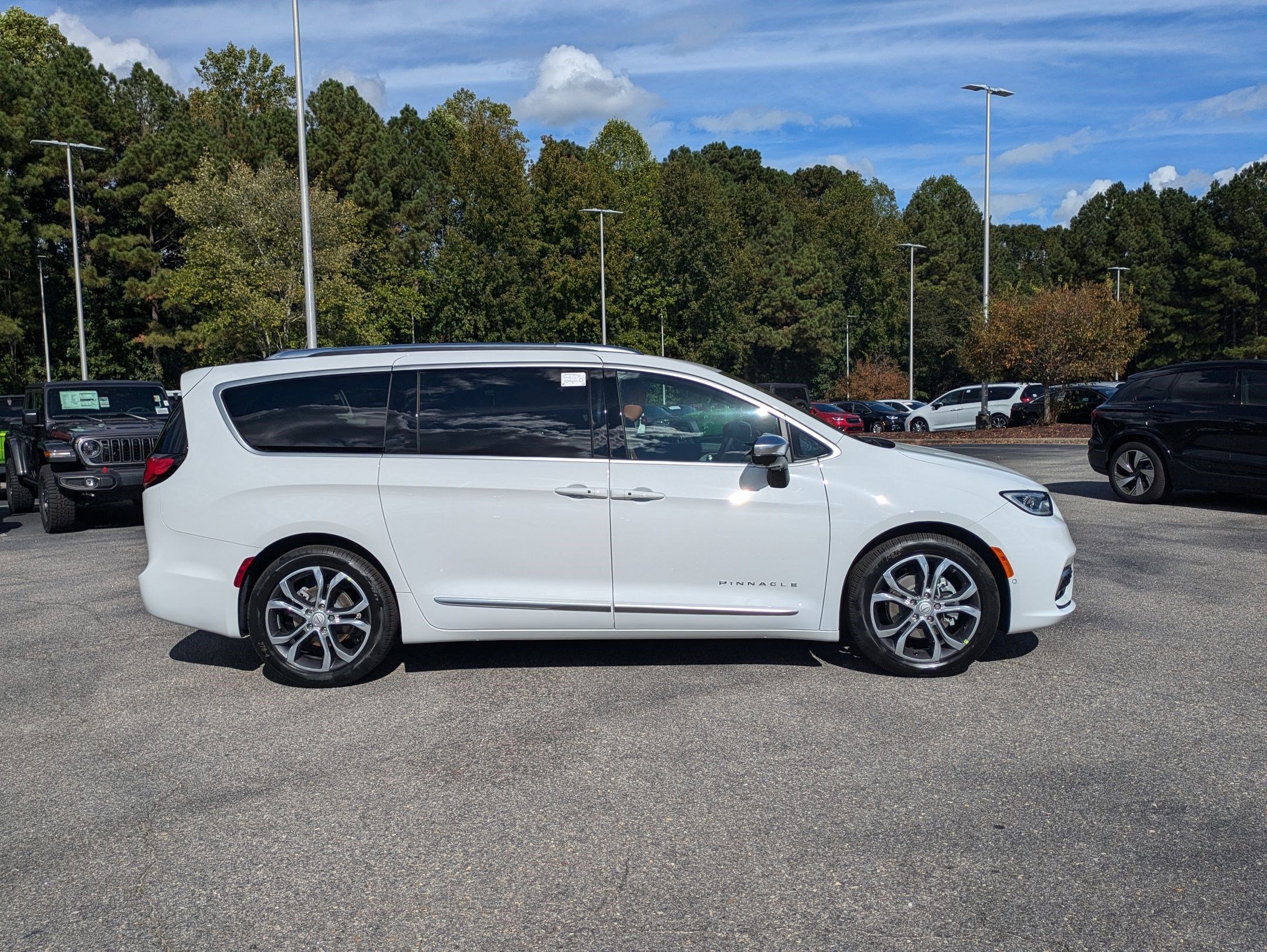 2026 Chrysler Pacifica Pinnacle photo 4