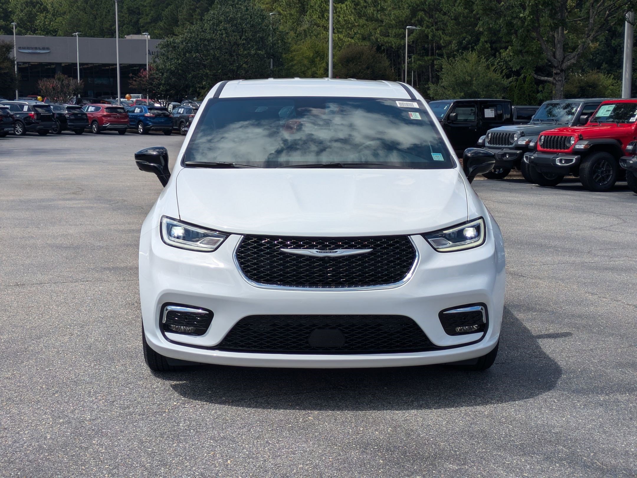 2026 Chrysler Pacifica photo 2