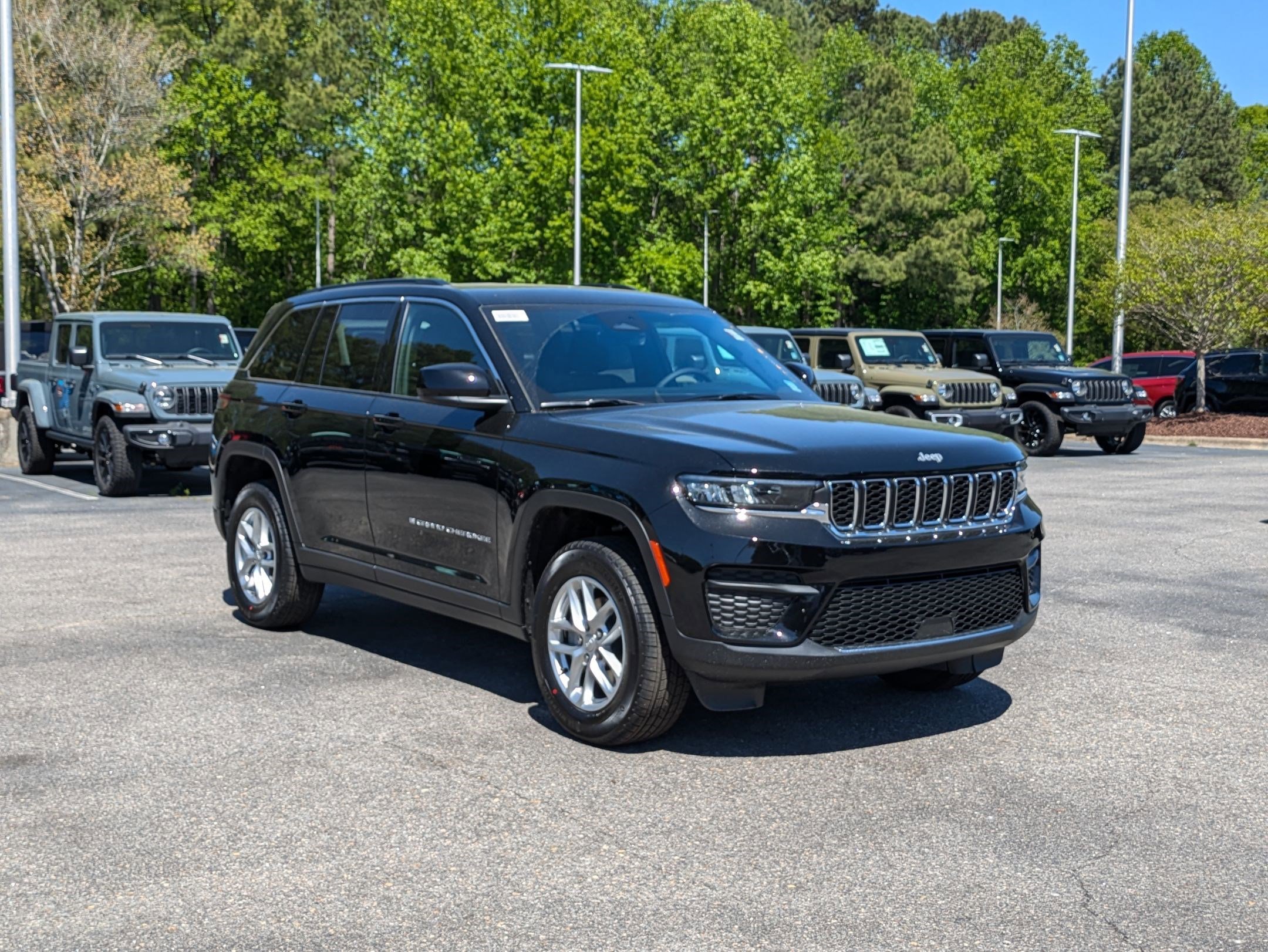 2025 Jeep Grand Cherokee Laredo X photo 3