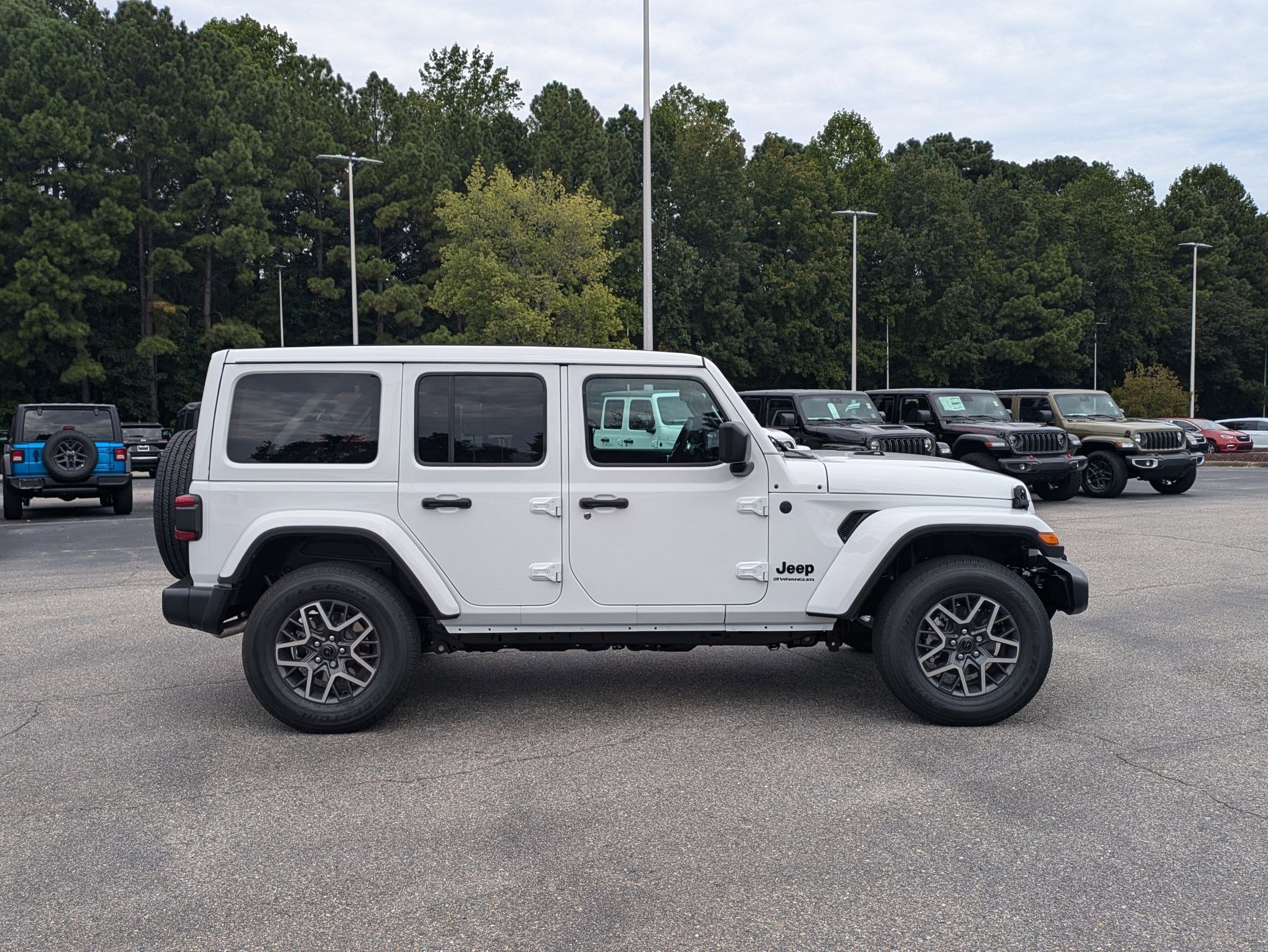 2025 Jeep Wrangler Sahara photo 4