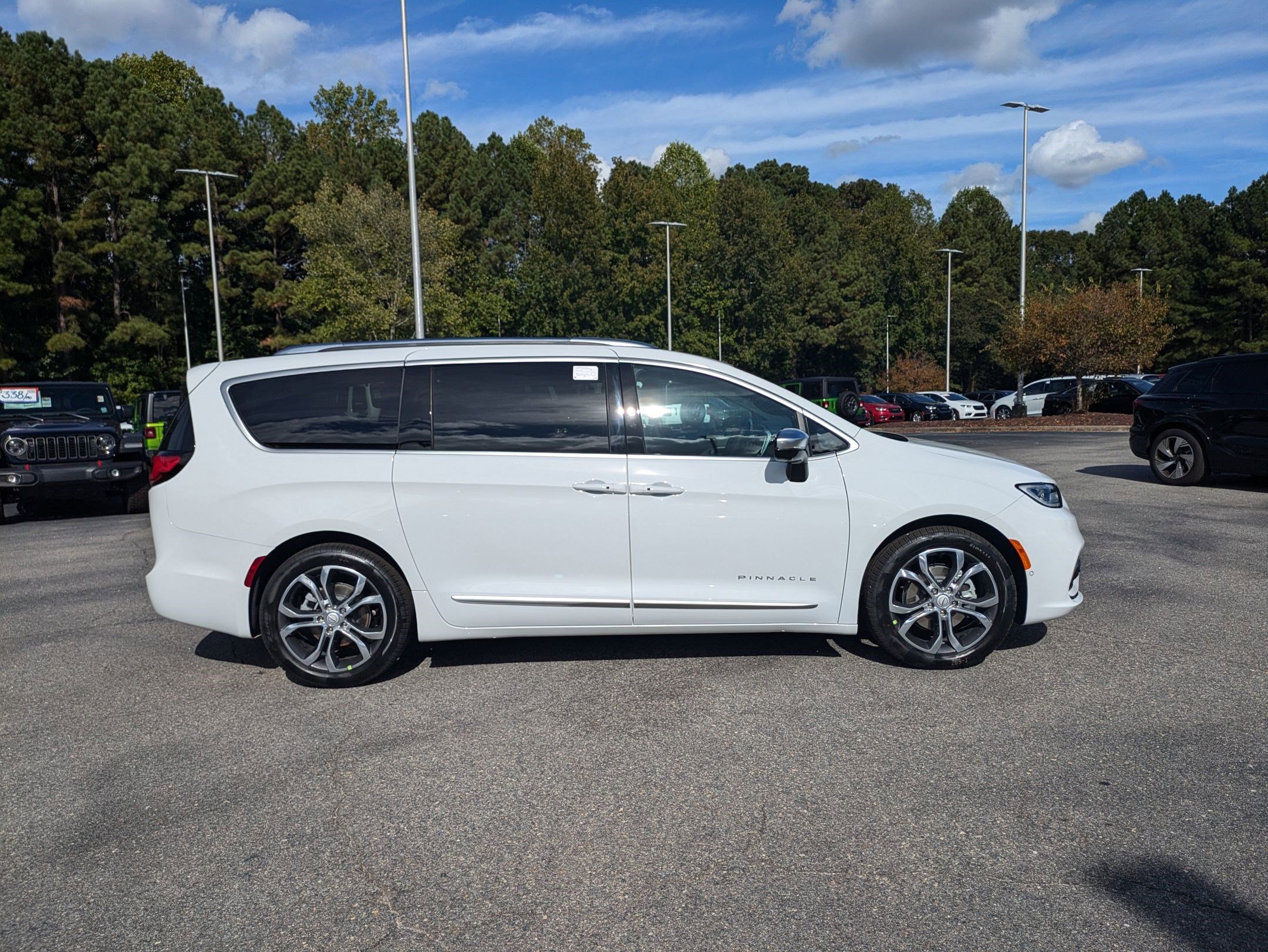2026 Chrysler Pacifica Pinnacle photo 4