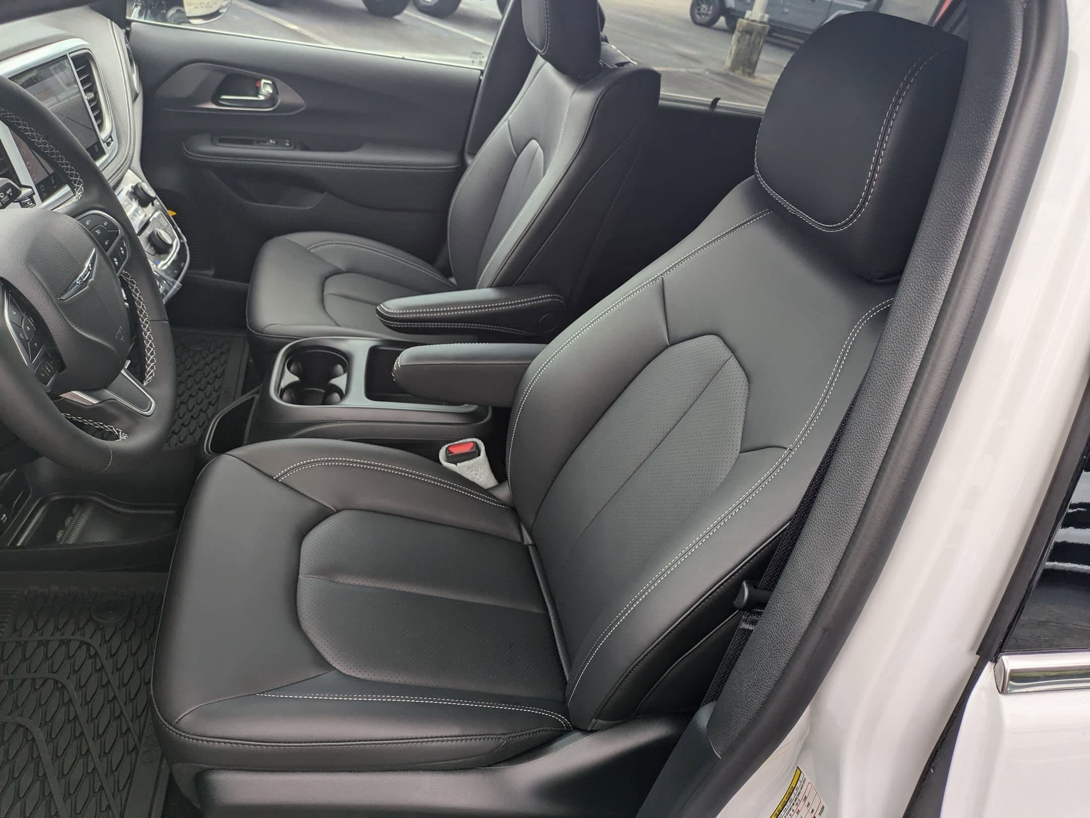 2026 Chrysler Pacifica Select - Photo 19