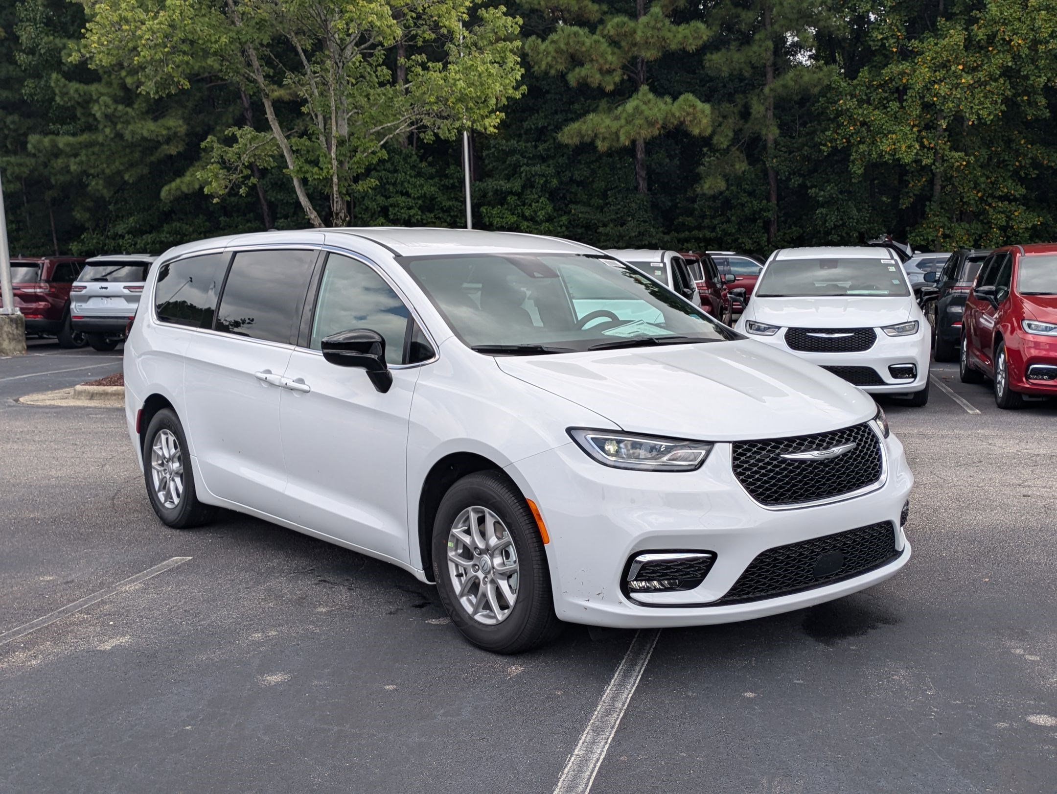 2026 Chrysler Pacifica photo 3