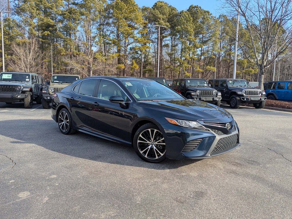 Used 2020 Toyota Camry SE SE Auto