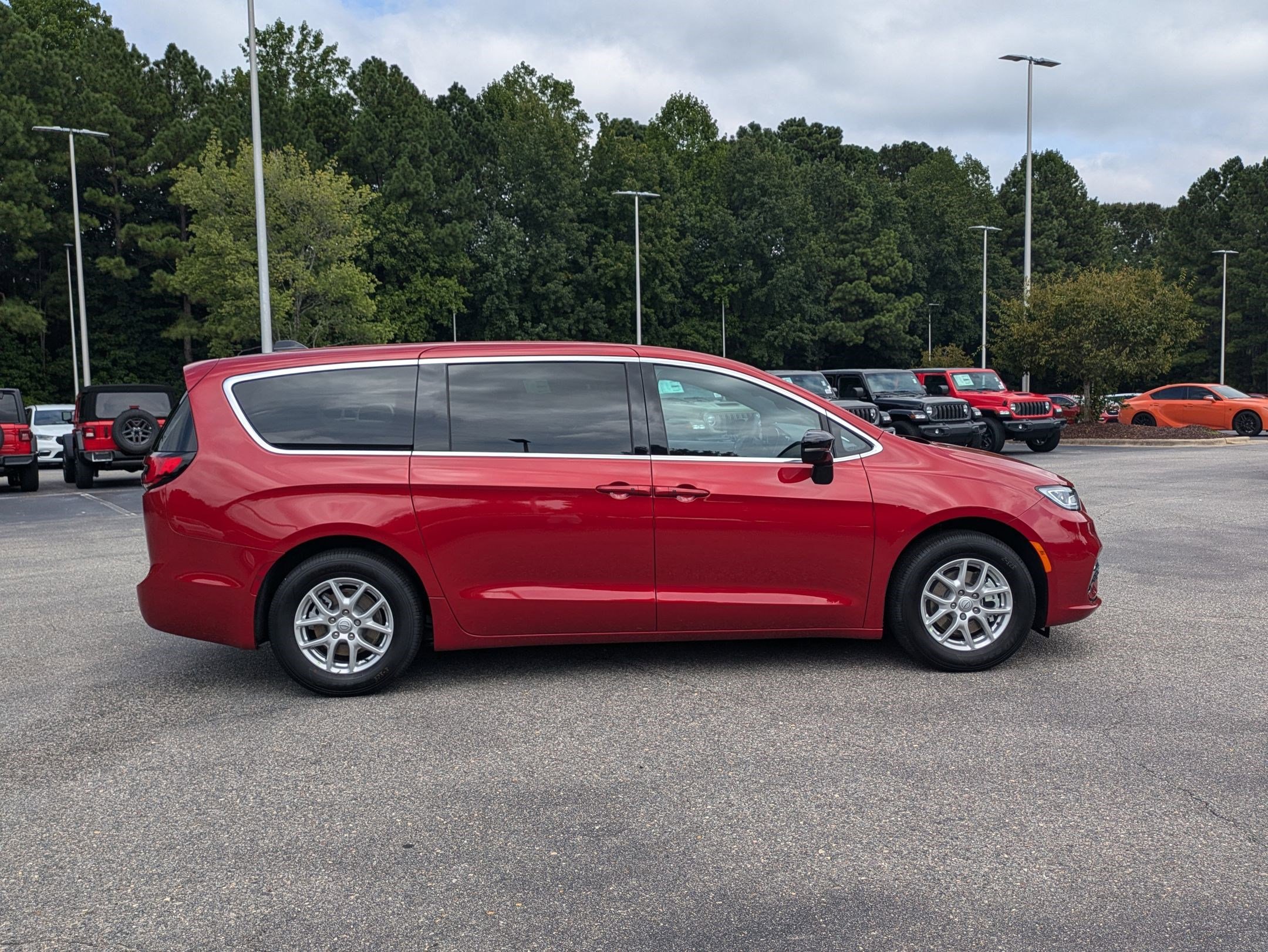 2026 Chrysler Pacifica photo 4