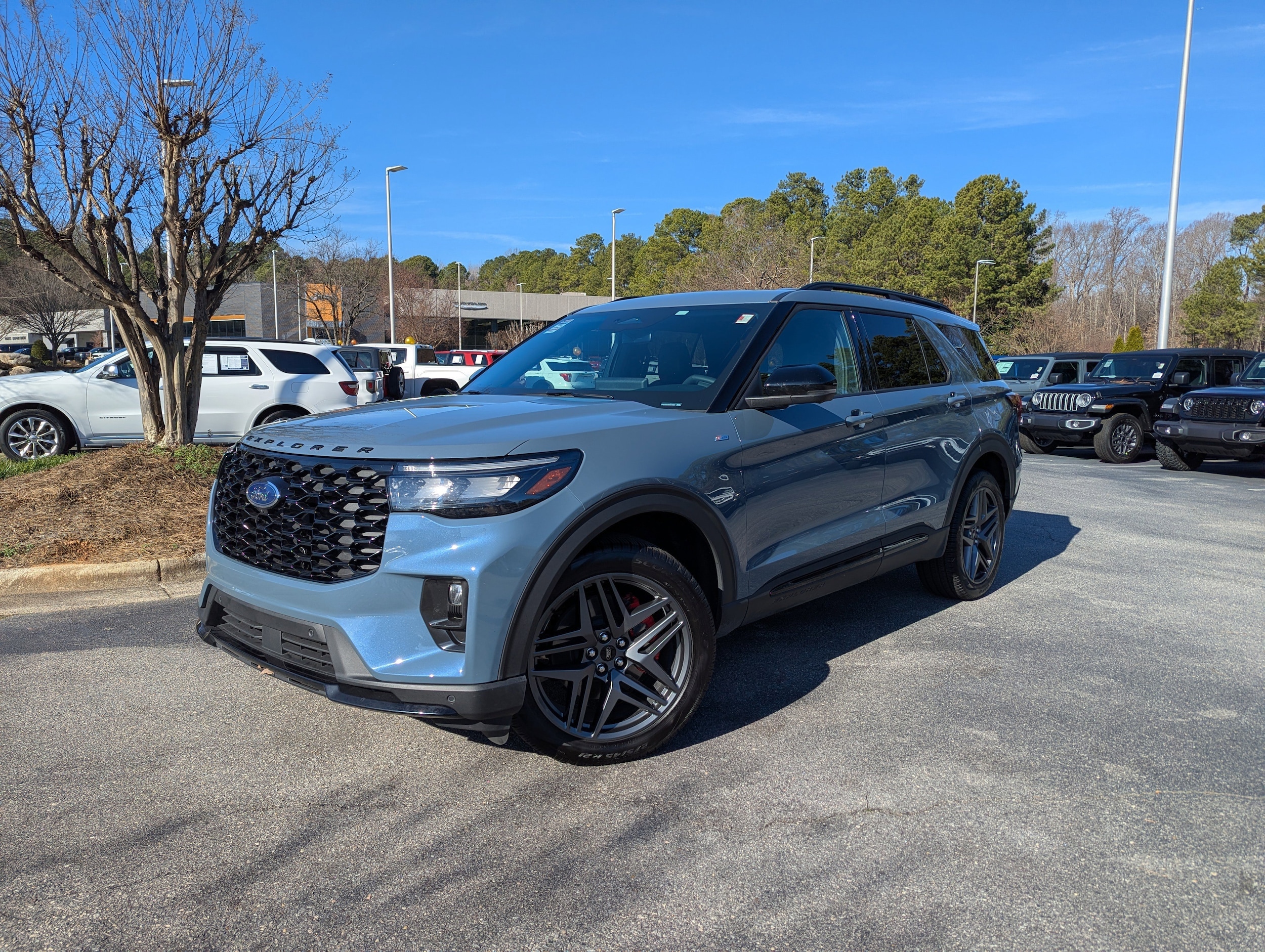 2025 Ford Explorer ST-LINE's photo