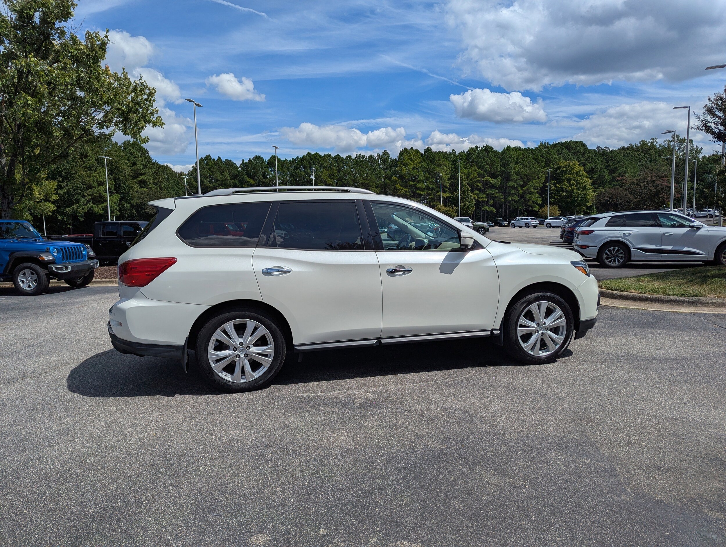 2018 Nissan Pathfinder 4x4 SL photo 2