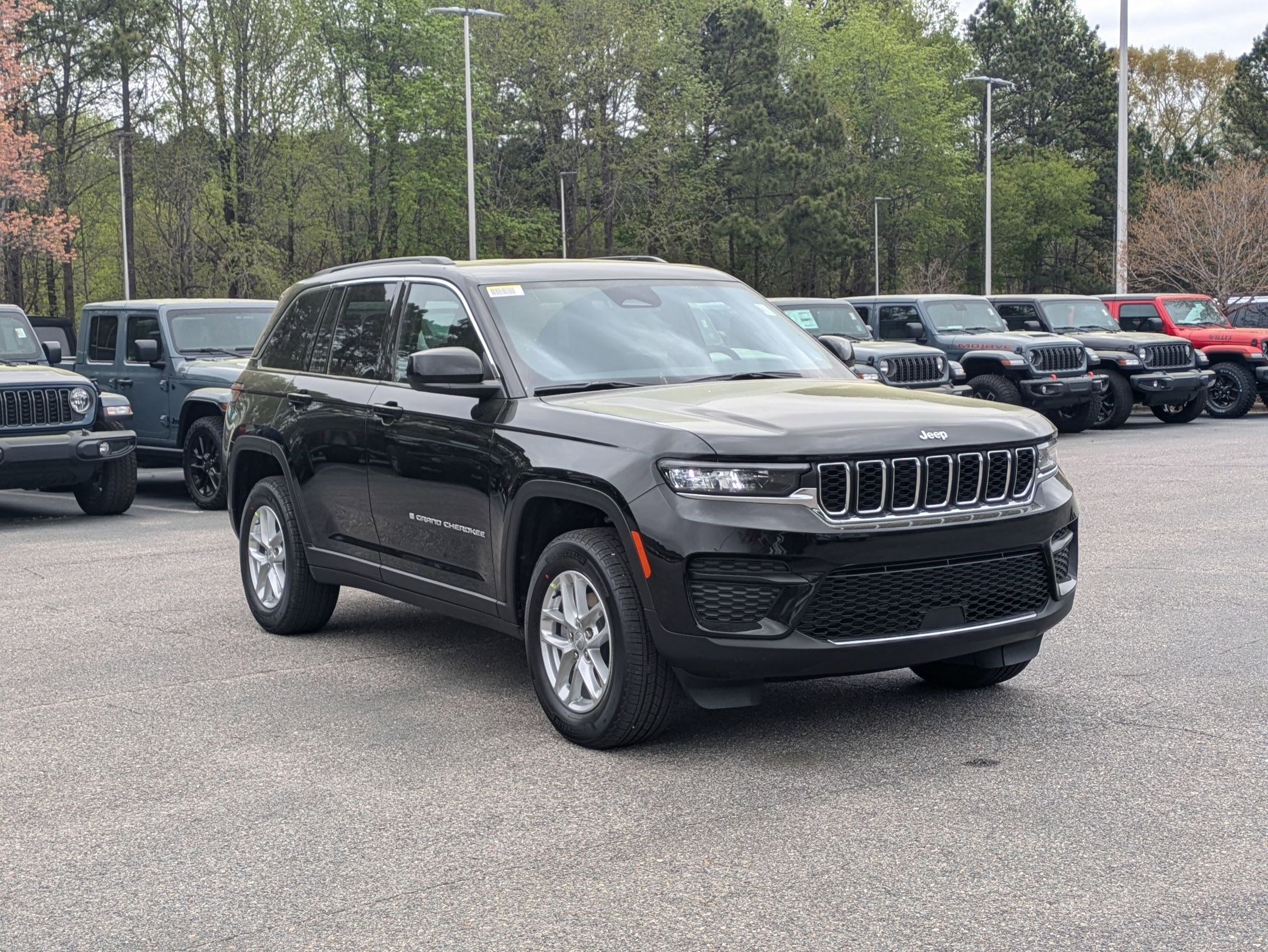 2025 Jeep Grand Cherokee Laredo X photo 3
