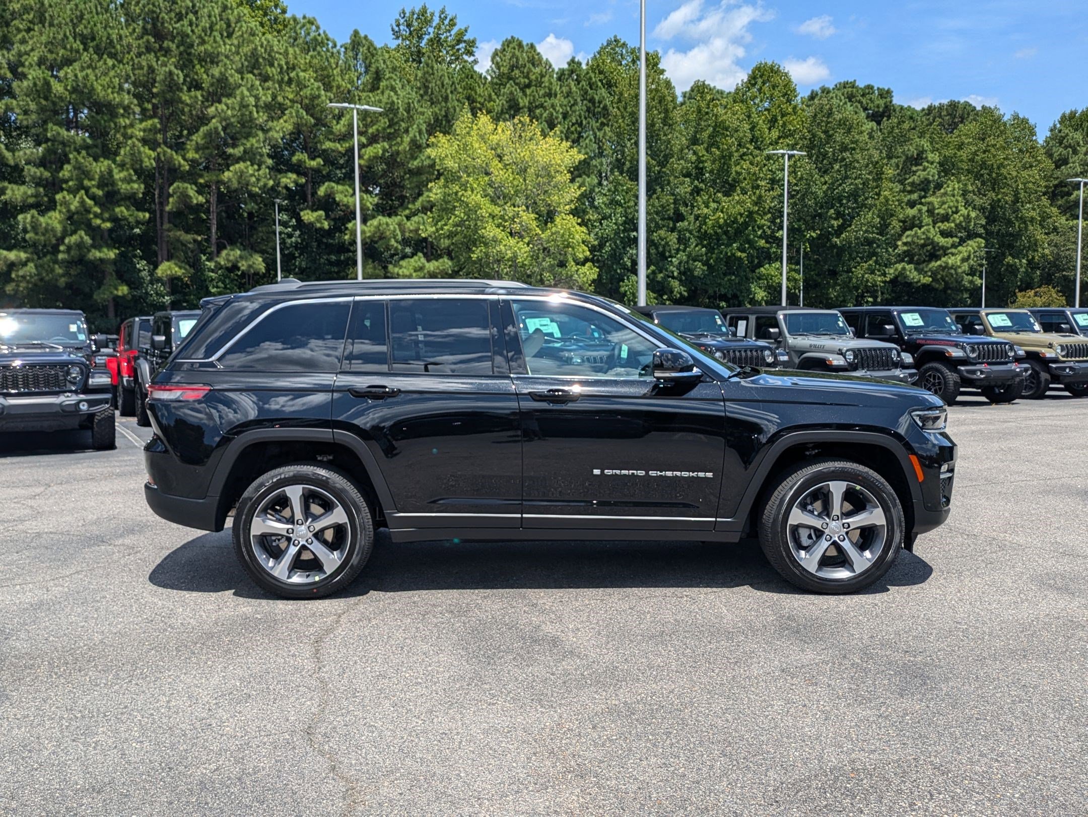 2025 Jeep Grand Cherokee Limited photo 4