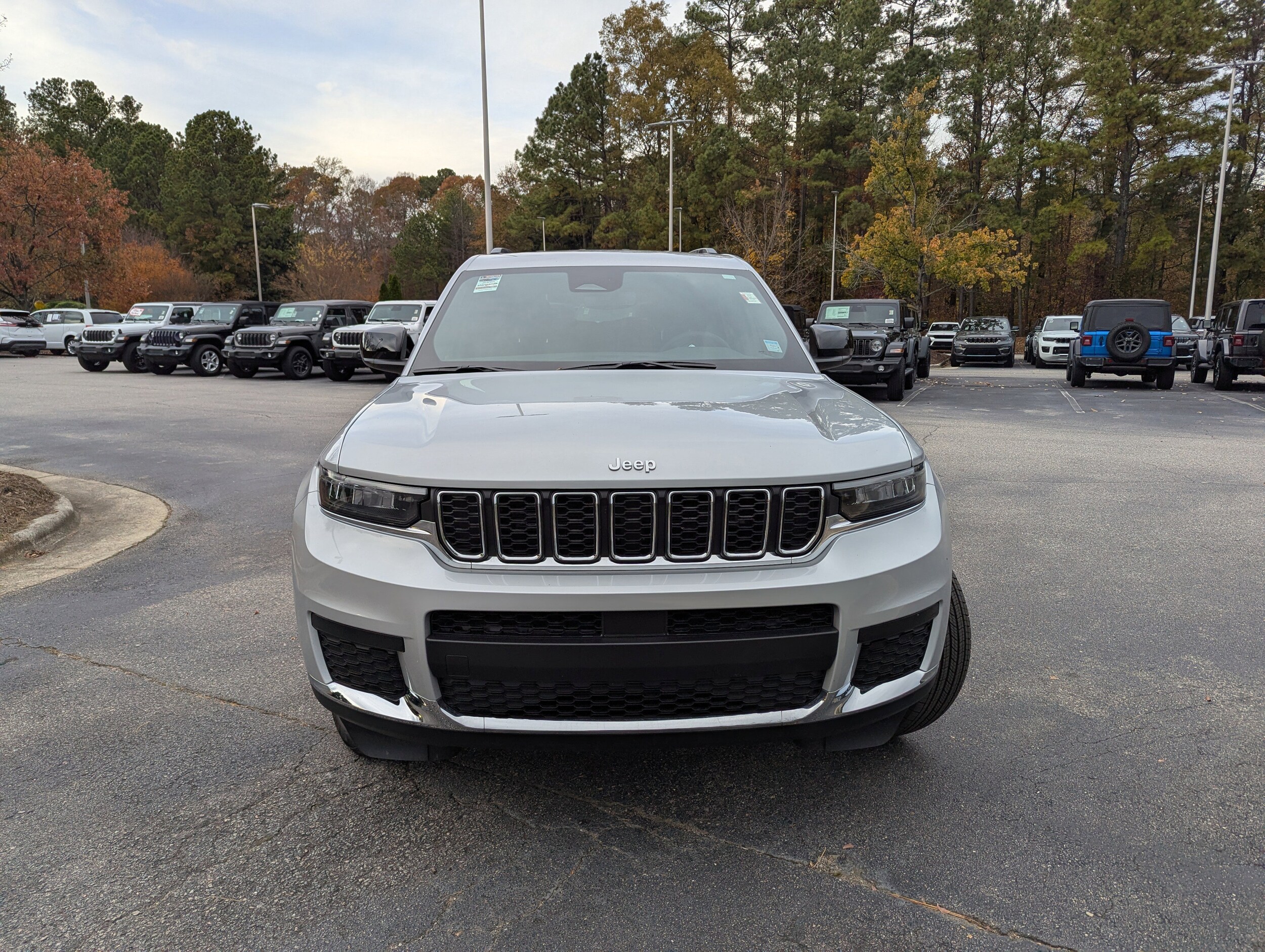 2024 Jeep Grand Cherokee Laredo photo 2