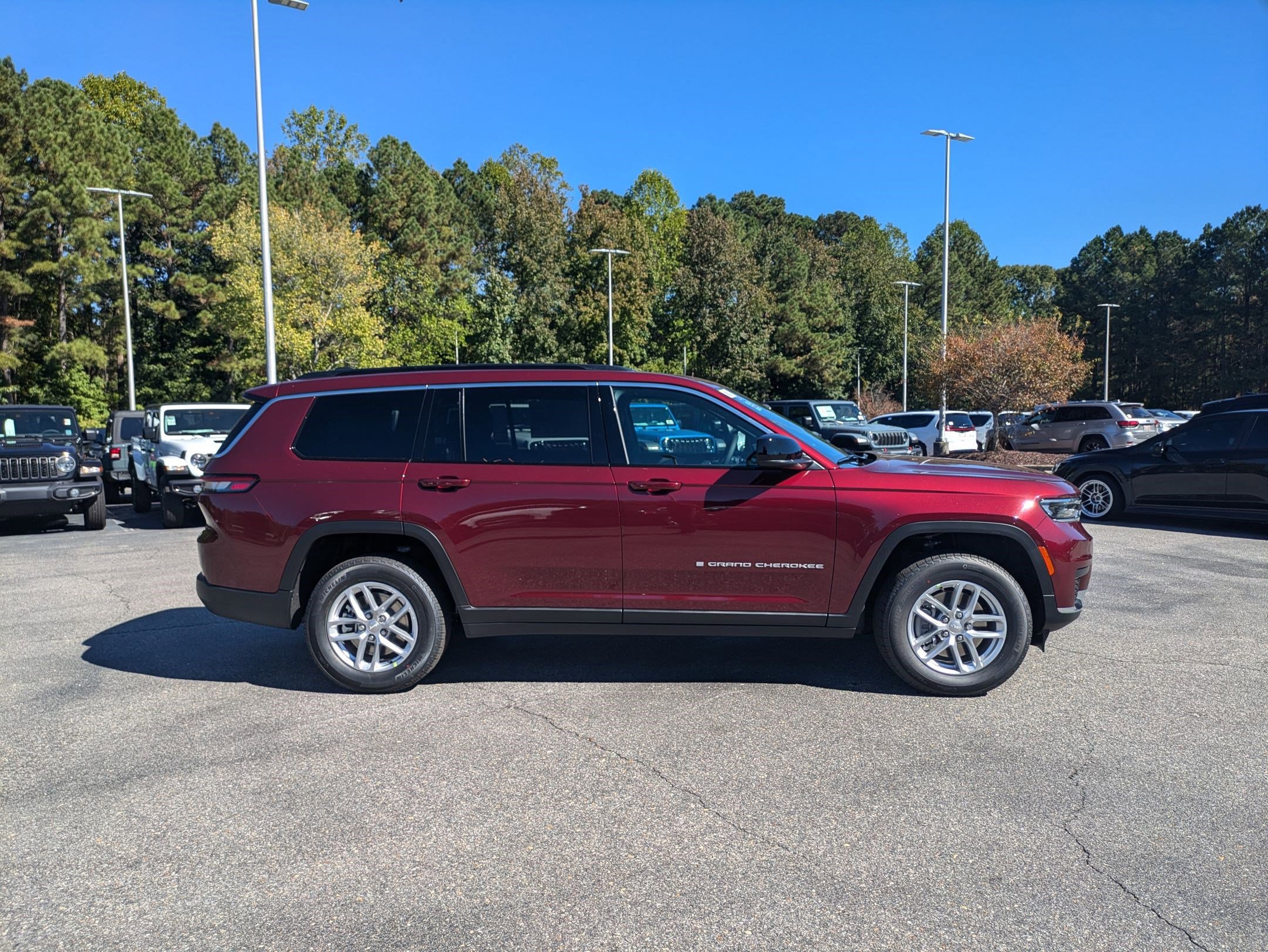2025 Jeep Grand Cherokee Laredo photo 4