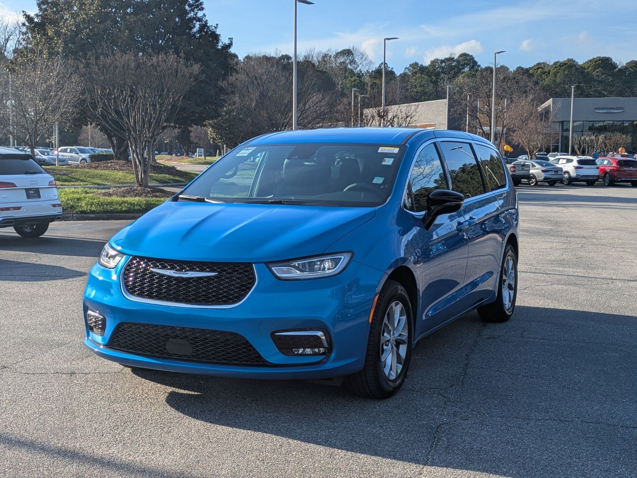 2026 Chrysler Pacifica Select's photo