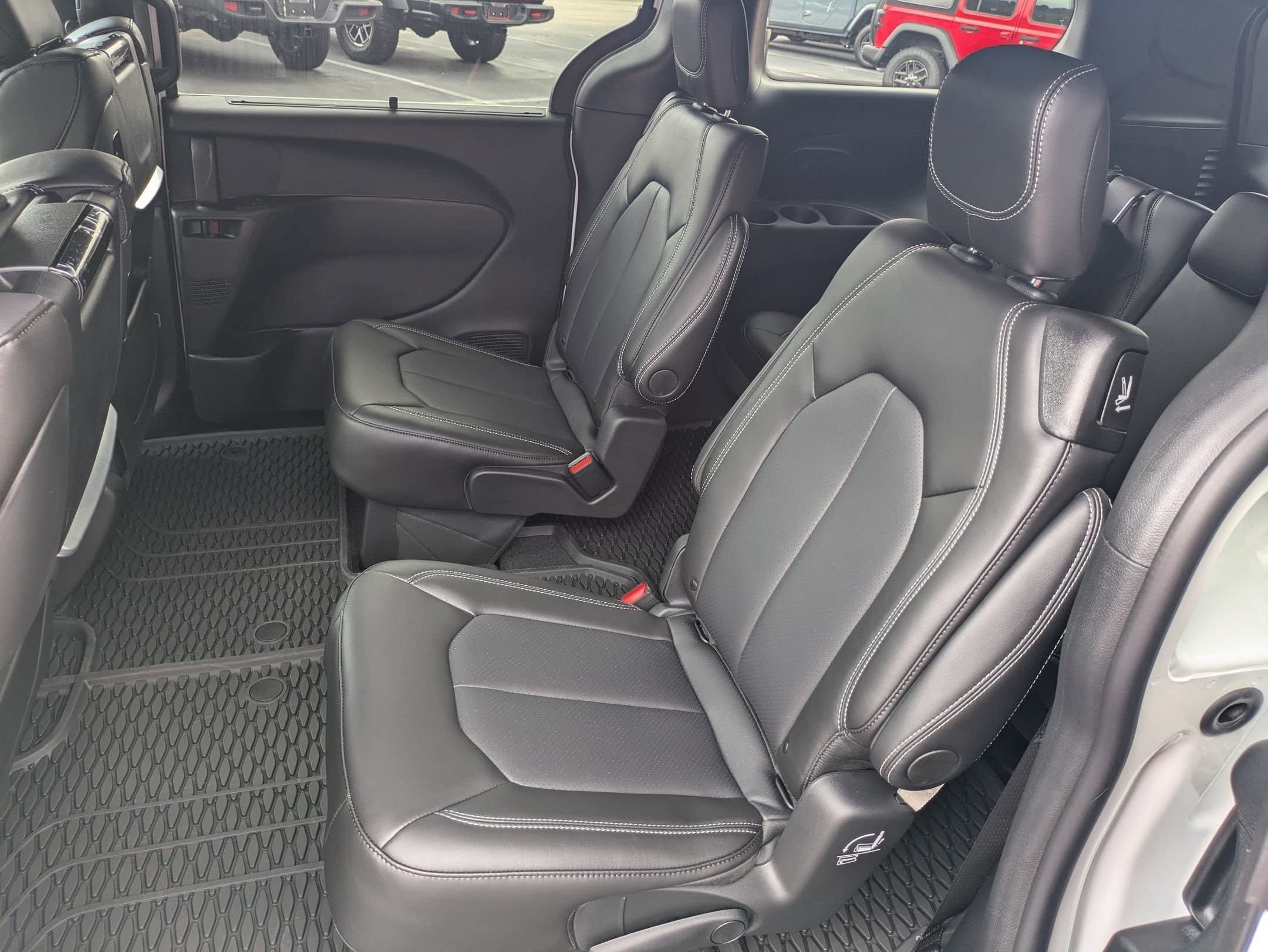 2026 Chrysler Pacifica Select - Photo 25