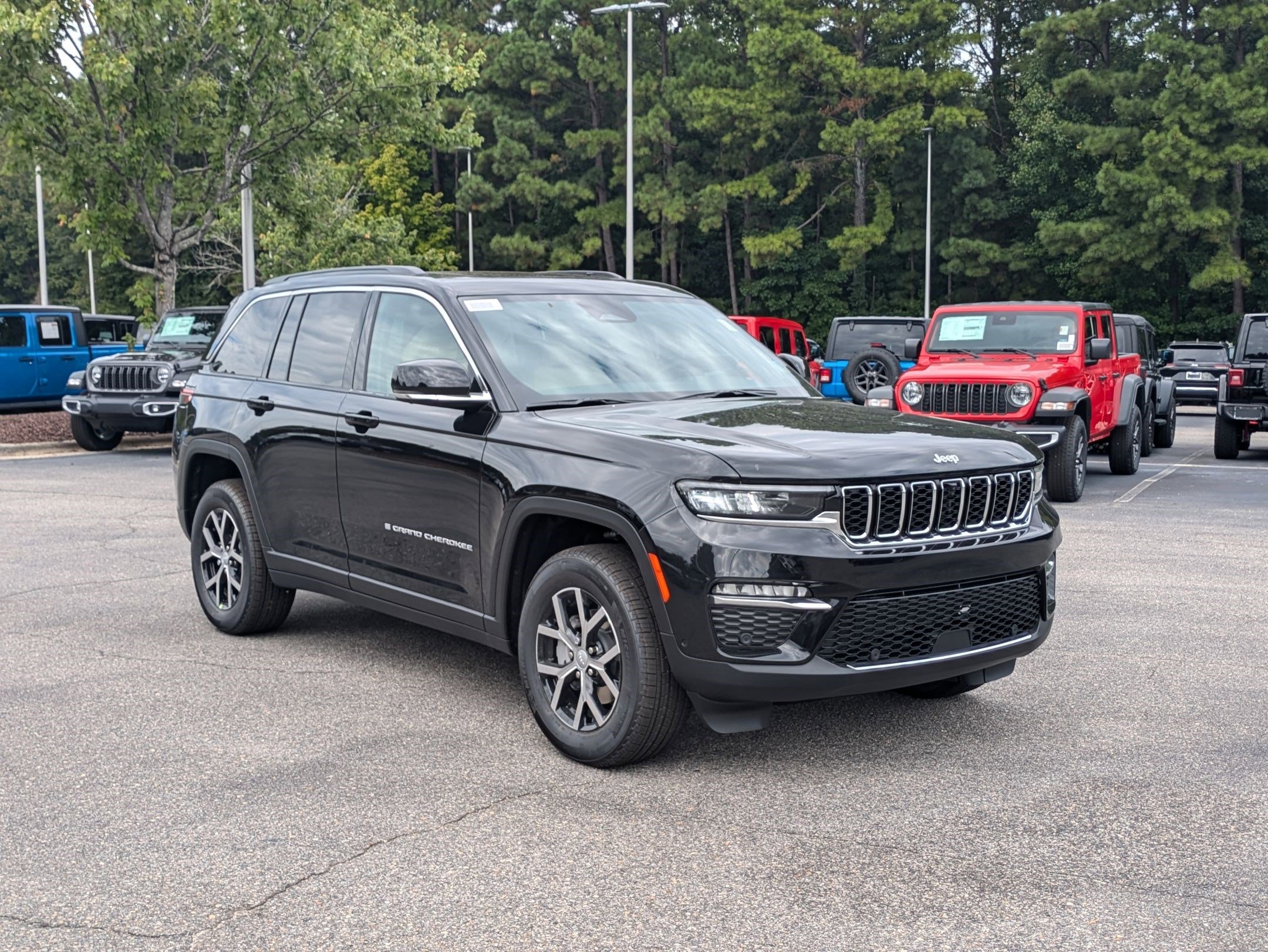 2025 Jeep Grand Cherokee Limited photo 3