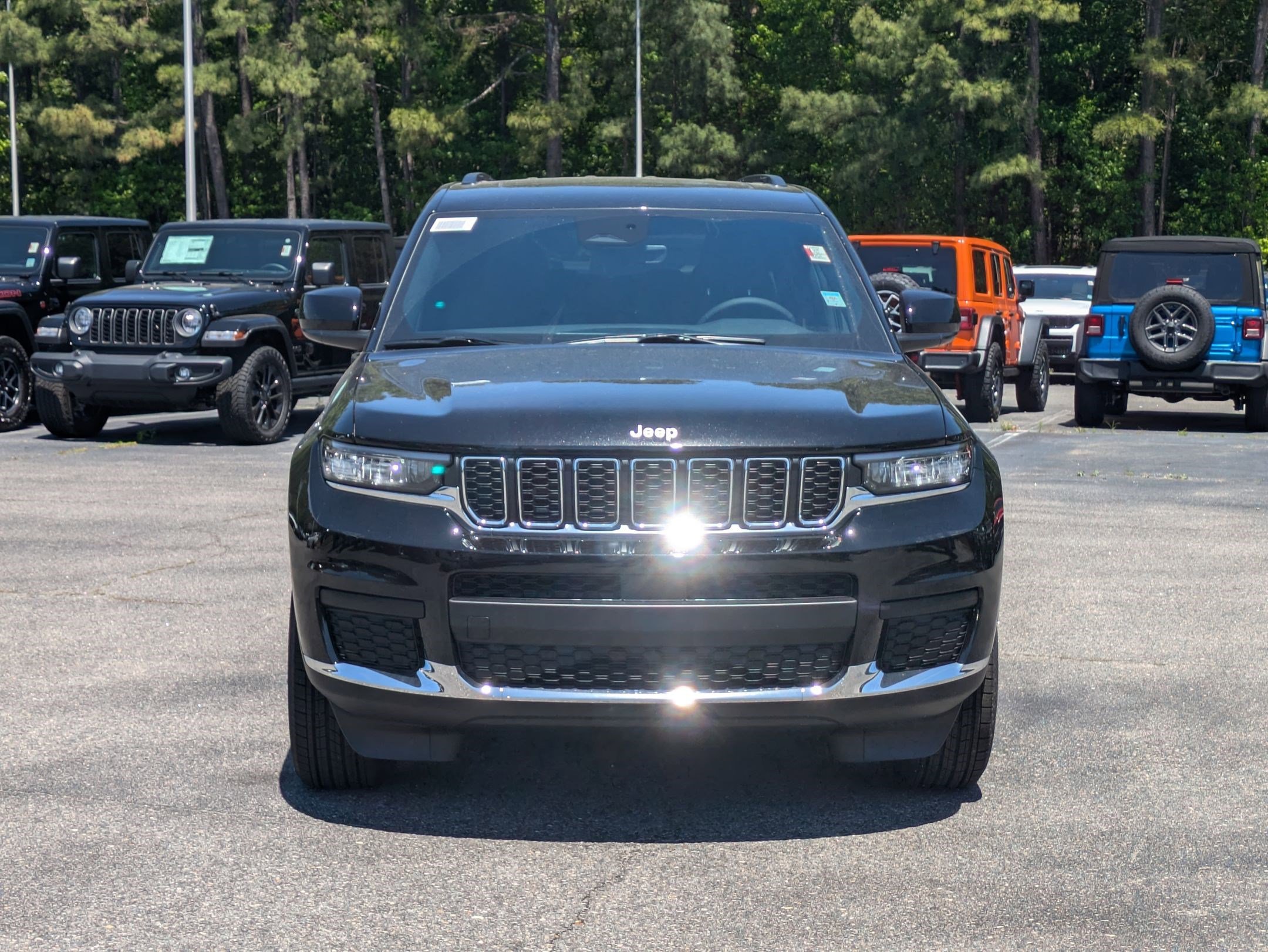 2025 Jeep Grand Cherokee Laredo X photo 2
