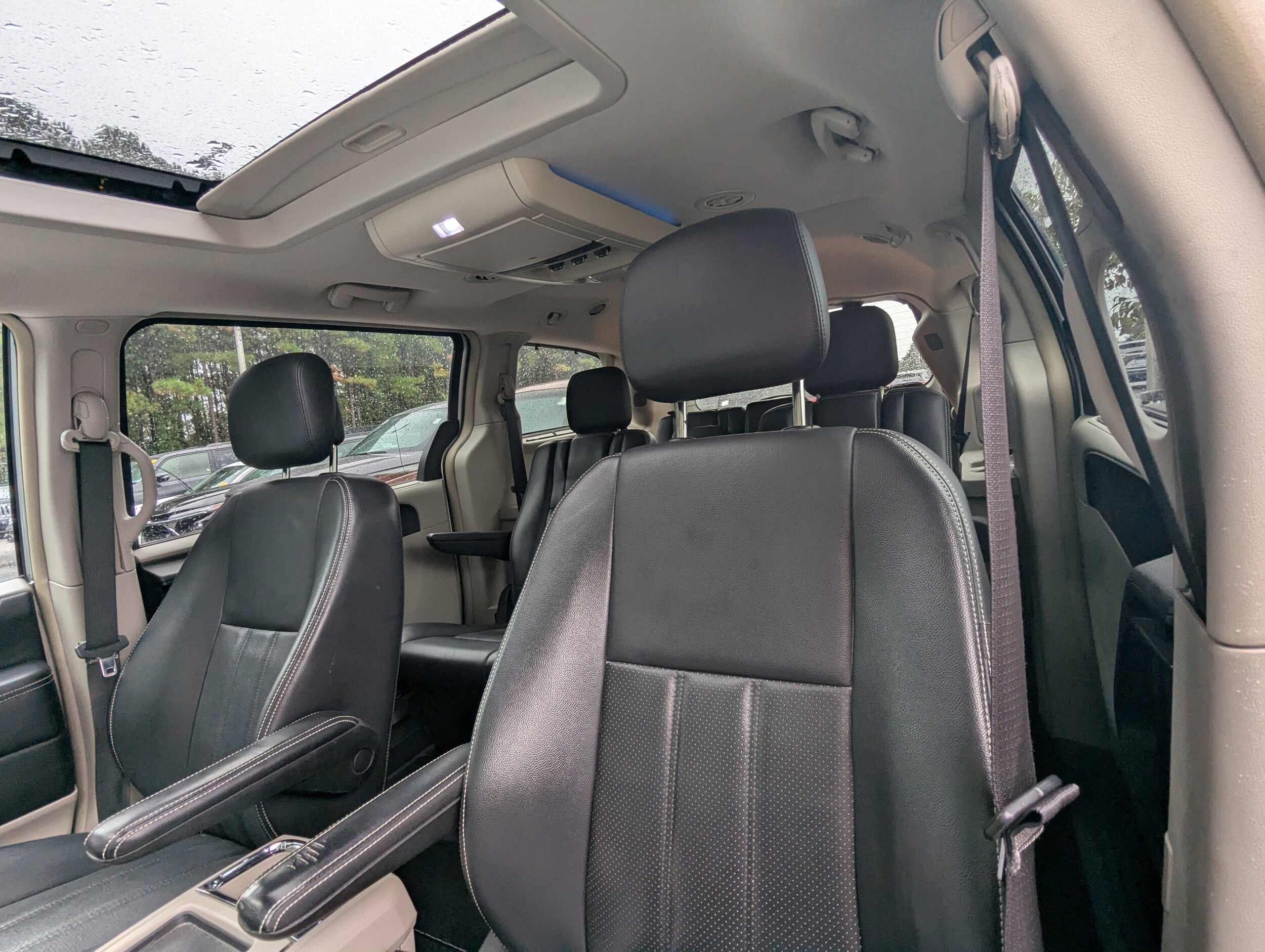 2012 Chrysler Town & Country photo 2