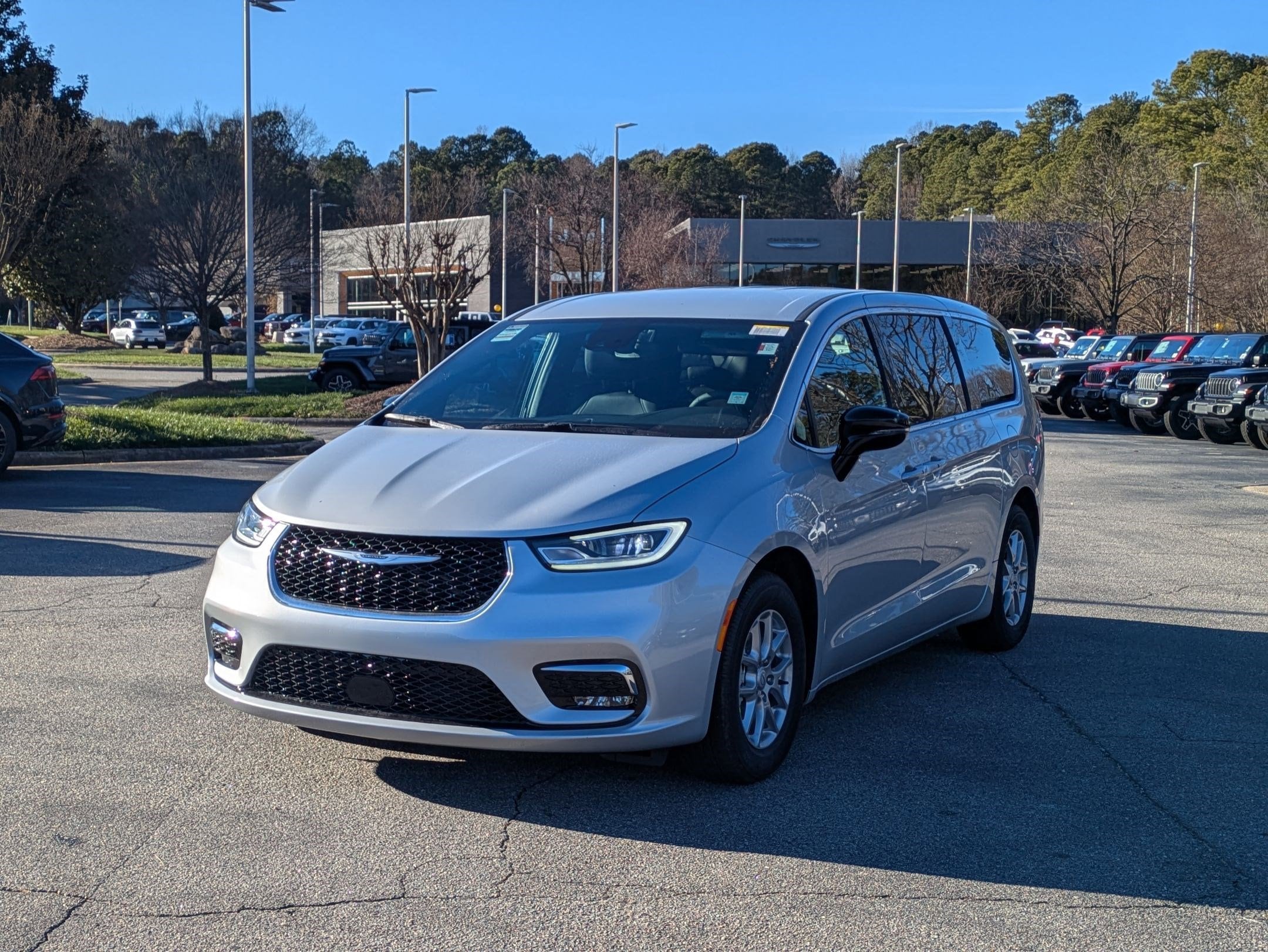 2026 Chrysler Pacifica Select's photo