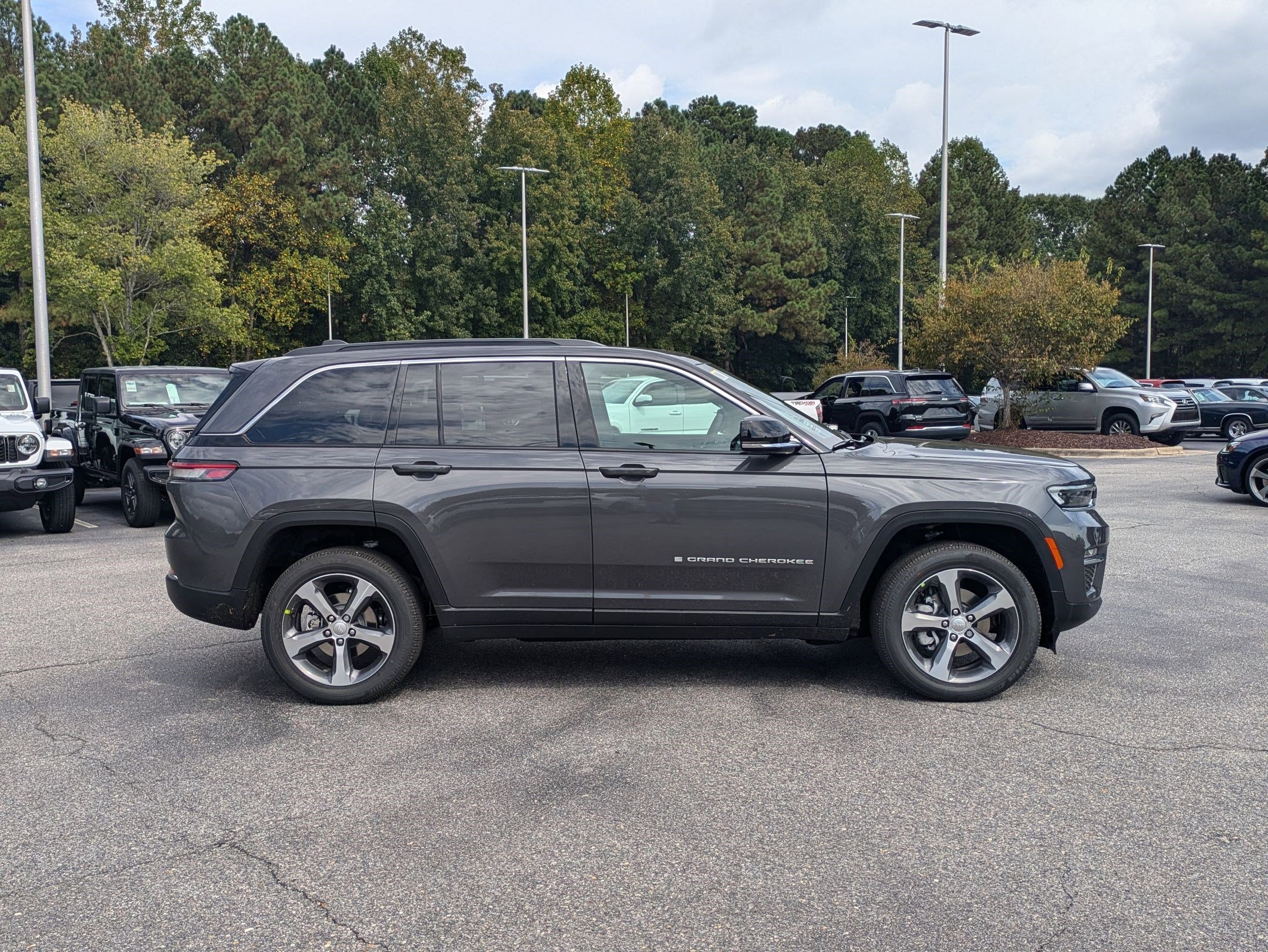 2025 Jeep Grand Cherokee Limited photo 3