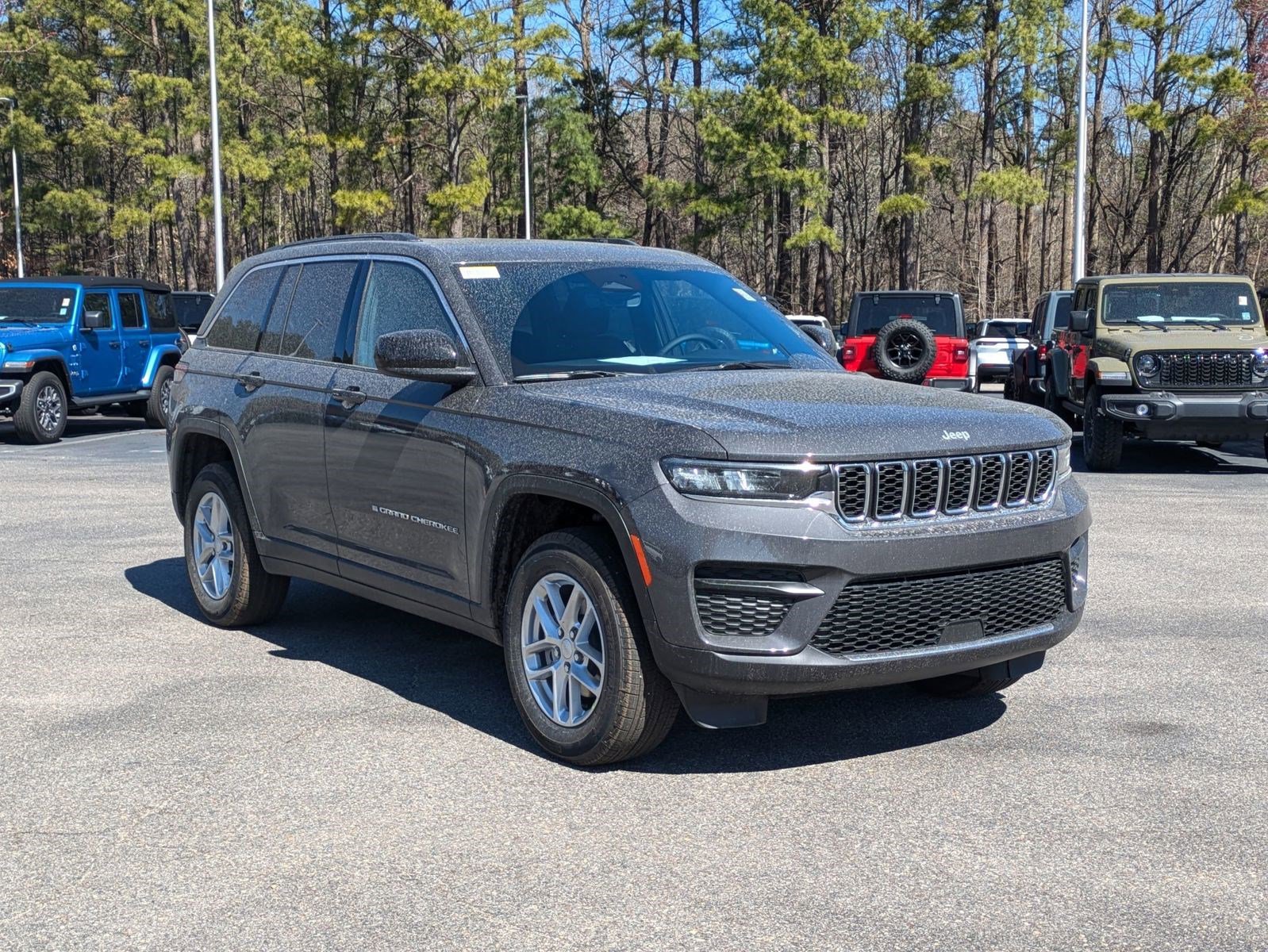 2025 Jeep Grand Cherokee Laredo X photo 3
