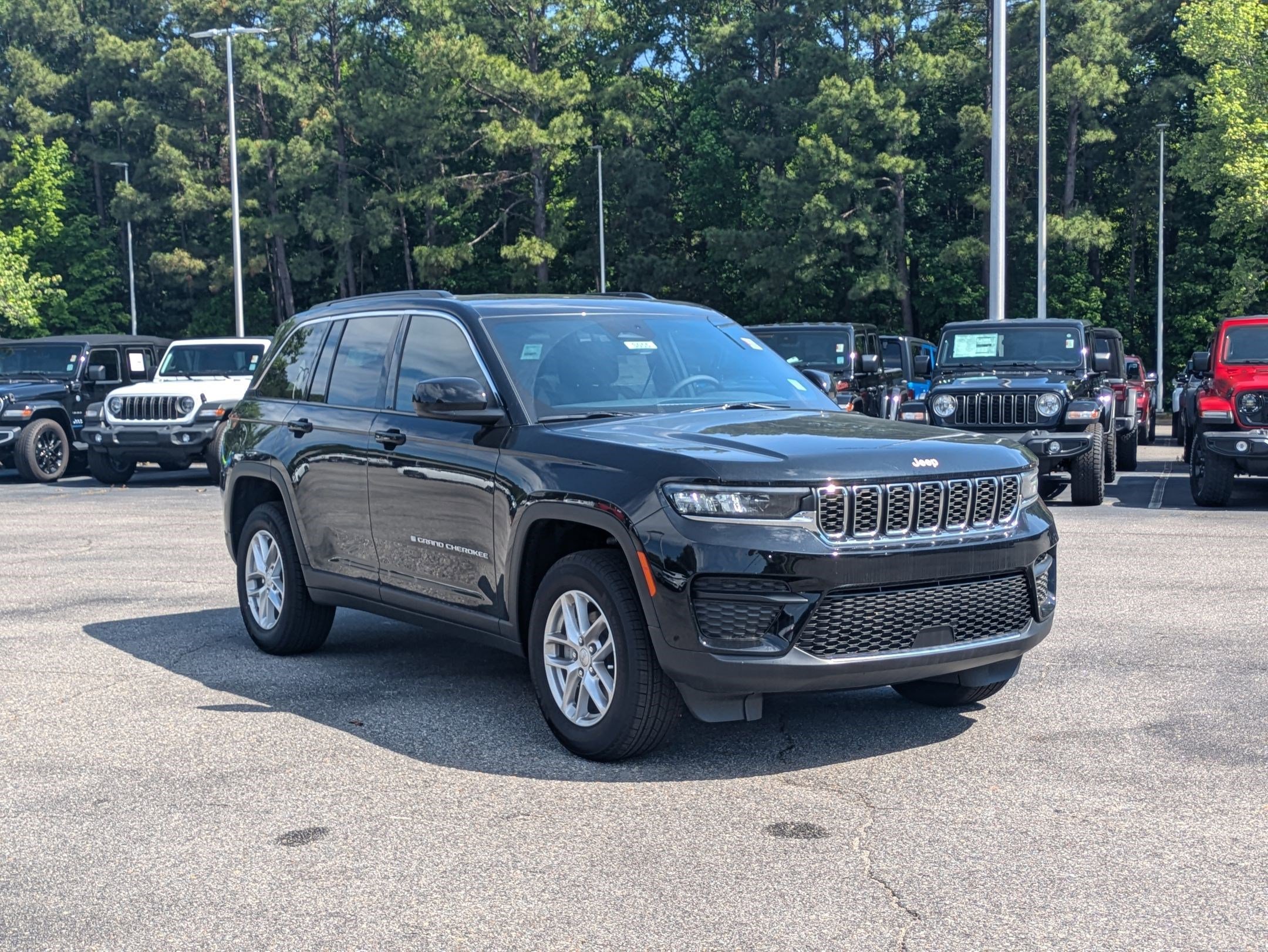 2025 Jeep Grand Cherokee Laredo X photo 3