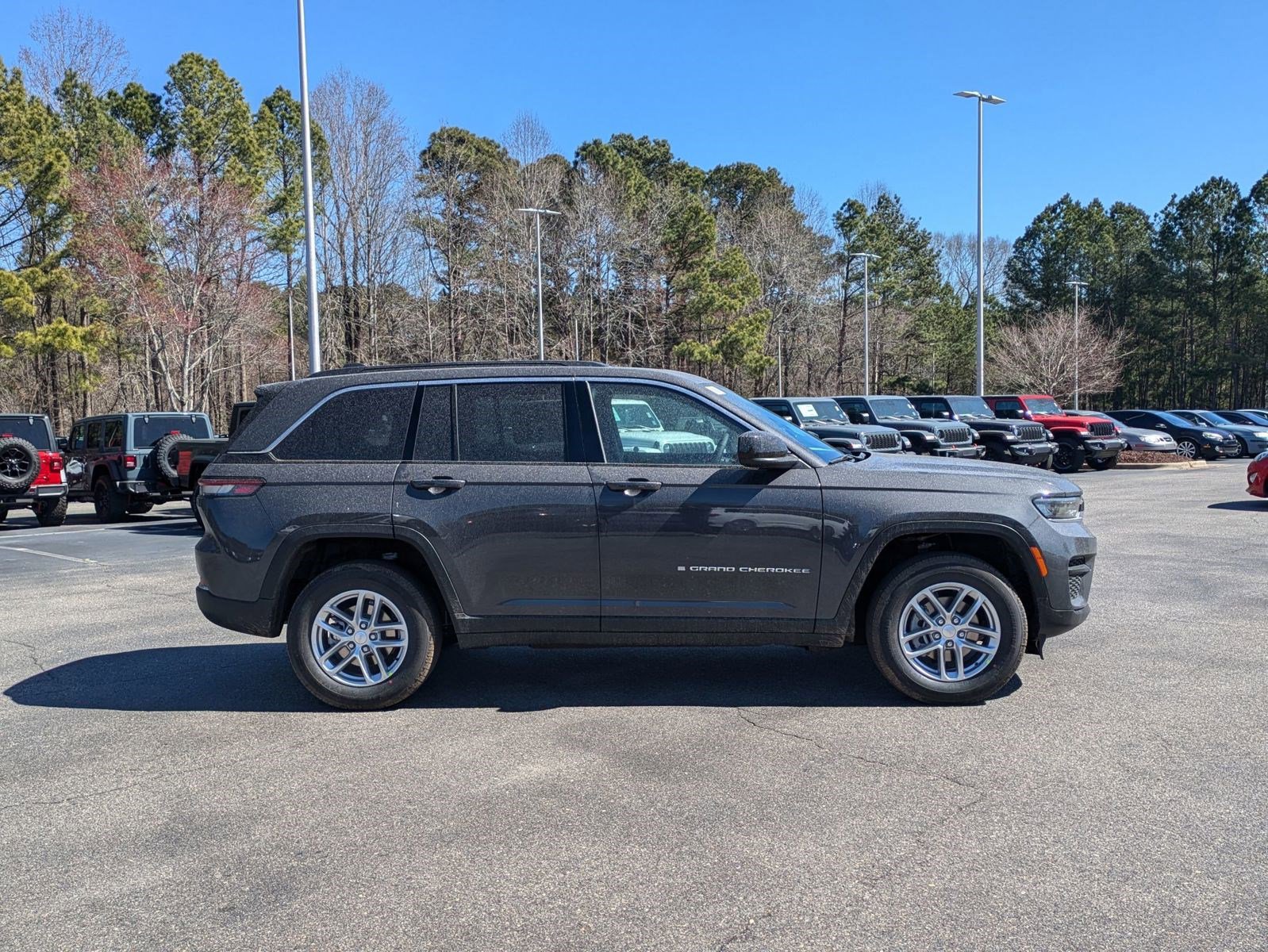 2025 Jeep Grand Cherokee Laredo X photo 4