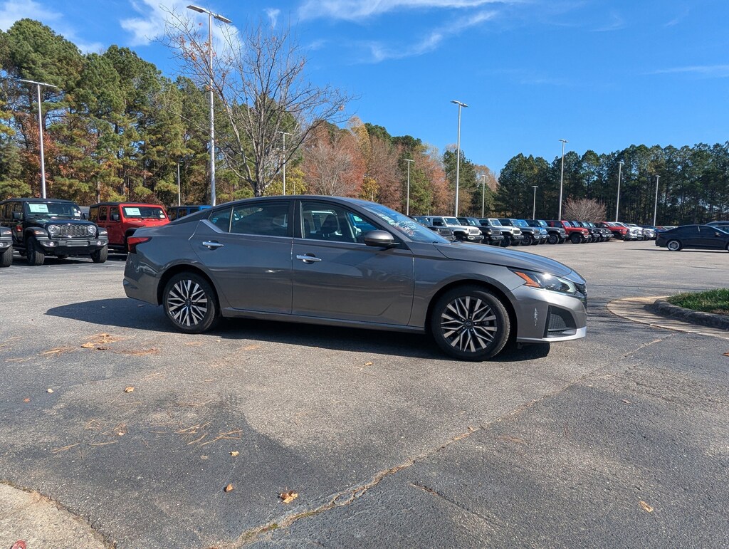 Used 2023 Nissan Altima 2.5 SV Sedan