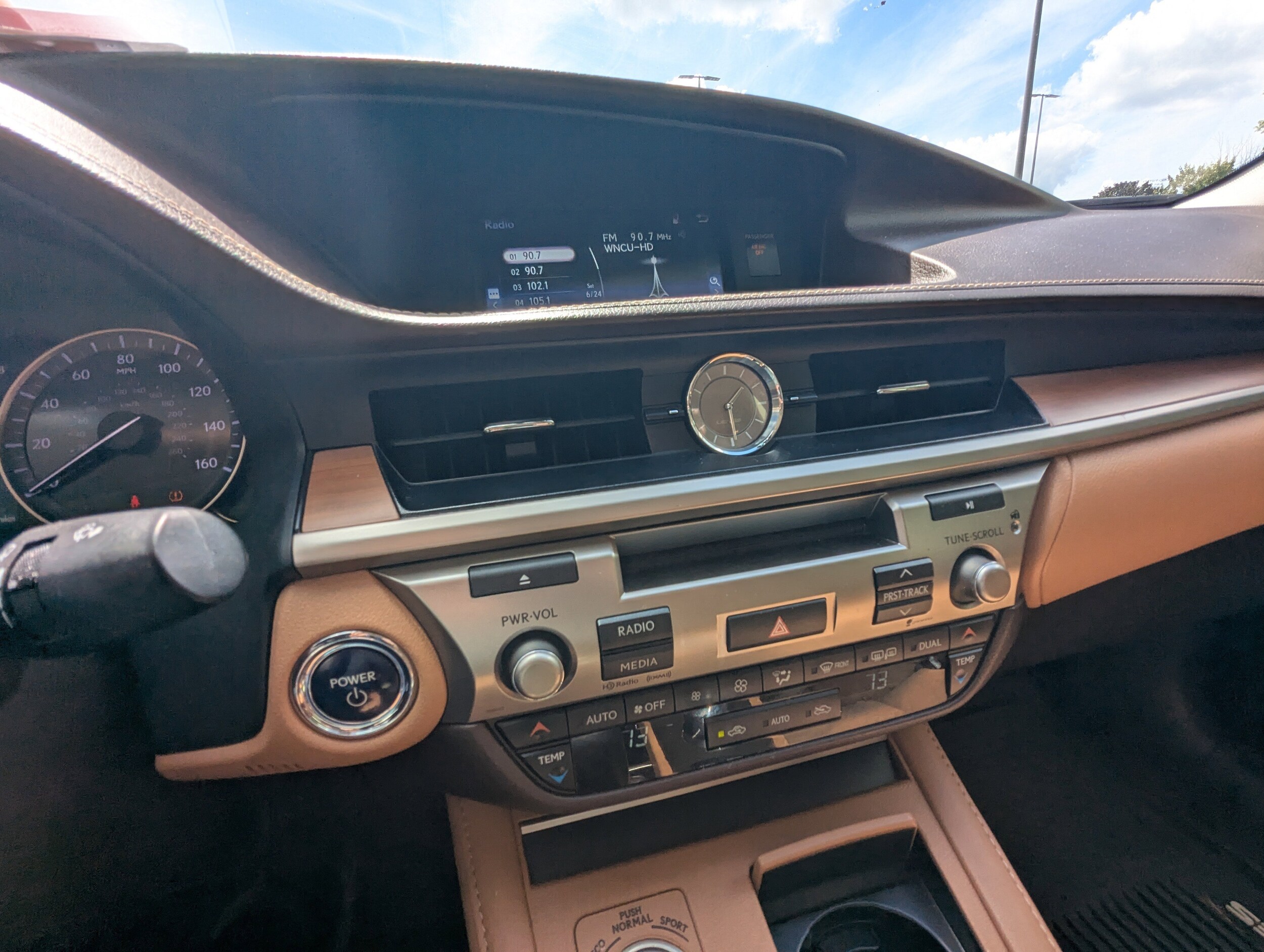 2016 Lexus ES 300h photo 2