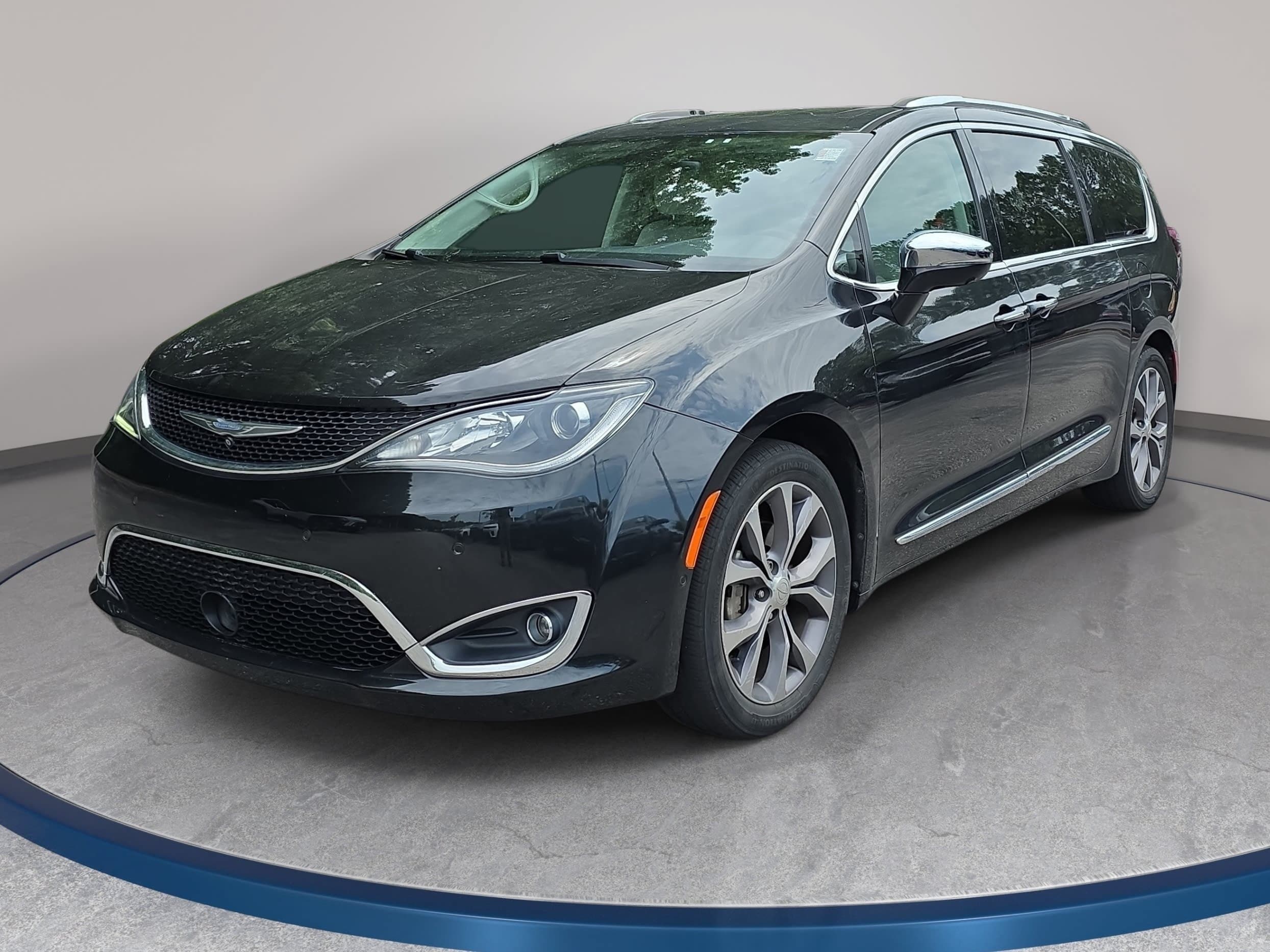 2017 Chrysler Pacifica Limited's photo