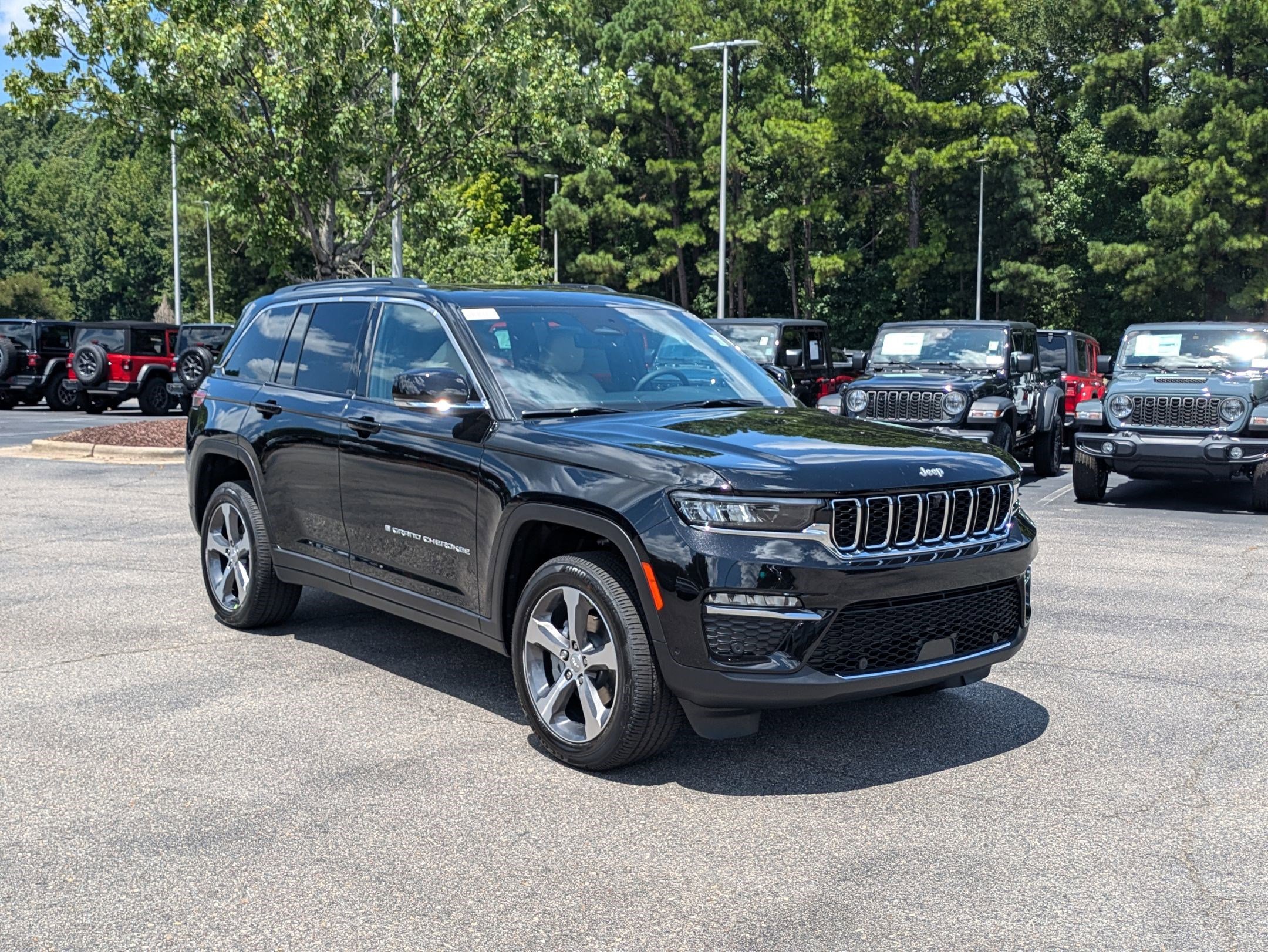2025 Jeep Grand Cherokee Limited photo 3