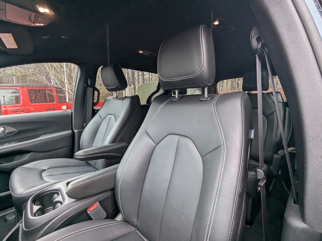 Used 2025 Chrysler Pacifica Select Select FWD